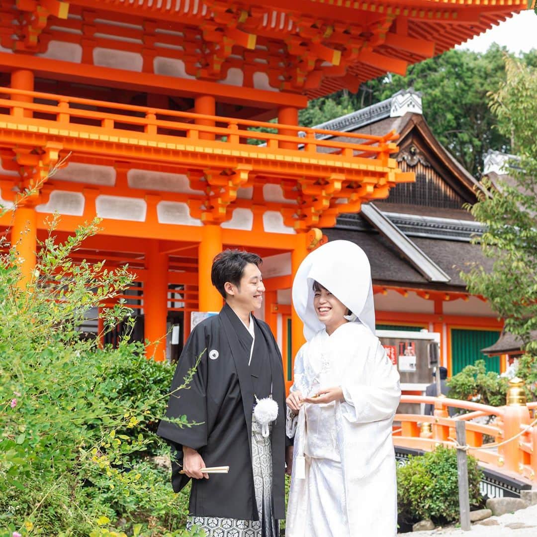 和婚スタイルさんのインスタグラム写真 - (和婚スタイルInstagram)「. 秋の結婚式～㏌上賀茂神社 . とってもお天気のいい1日でございました。 もうすっかり秋ですね。 京都の紅葉も始まってまいりました。  上賀茂神社周辺の社屋町はお散歩ロケでも人気のエリアでございます。 京都らしい町並みでお写真を残しませんか？   ーーーーーーーーーーーーーーーーーーーーーーーーーーーーーーーーー  お二人で、ご家族で、 アットホームな和婚をご希望の方 和婚スタイルへご相談ください。 . . @wakonstyle プロフィールのリンクから HPをご覧いただけます。 ーーーーーーーーーーーーーーーーーーーーーーーーーーーーーーーーー #和婚スタイル #上賀茂神社 #社屋町 #紅葉 #秋晴れ  #写真映え #日本 #京都 #和婚をもっと盛り上げたい  #日本の結婚式  #神社婚  #花嫁ヘア  #白無垢 #色打掛  #結婚式  #ウェディングフォト  #和婚プランナー  #前撮り  #大人婚 #花嫁  #神前式  #和装結婚式  #関西花嫁 #プランナーの想い #結婚式を諦めない #コロナに負けるな」10月30日 16時59分 - wakonstyle