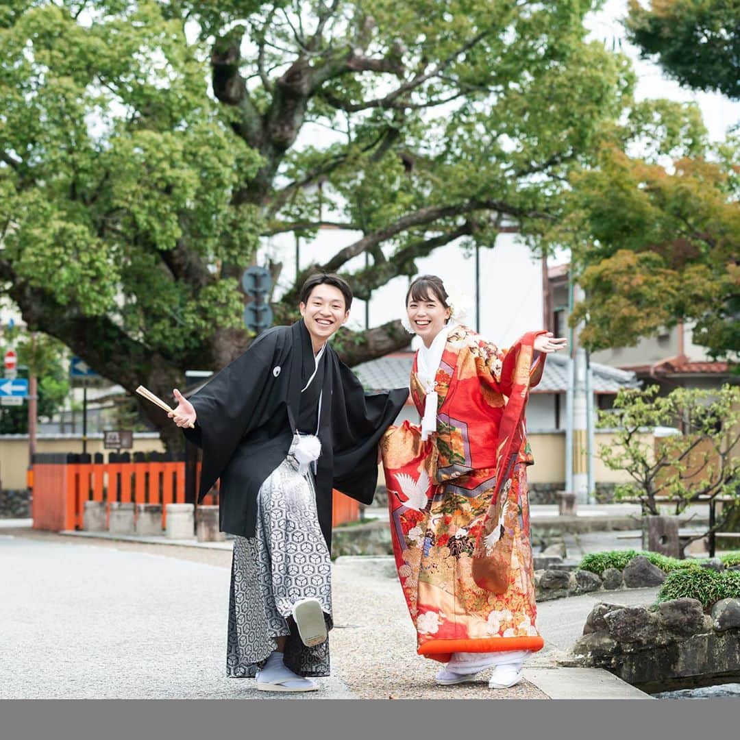 和婚スタイルさんのインスタグラム写真 - (和婚スタイルInstagram)「. 秋の結婚式～㏌上賀茂神社 . とってもお天気のいい1日でございました。 もうすっかり秋ですね。 京都の紅葉も始まってまいりました。  上賀茂神社周辺の社屋町はお散歩ロケでも人気のエリアでございます。 京都らしい町並みでお写真を残しませんか？   ーーーーーーーーーーーーーーーーーーーーーーーーーーーーーーーーー  お二人で、ご家族で、 アットホームな和婚をご希望の方 和婚スタイルへご相談ください。 . . @wakonstyle プロフィールのリンクから HPをご覧いただけます。 ーーーーーーーーーーーーーーーーーーーーーーーーーーーーーーーーー #和婚スタイル #上賀茂神社 #社屋町 #紅葉 #秋晴れ  #写真映え #日本 #京都 #和婚をもっと盛り上げたい  #日本の結婚式  #神社婚  #花嫁ヘア  #白無垢 #色打掛  #結婚式  #ウェディングフォト  #和婚プランナー  #前撮り  #大人婚 #花嫁  #神前式  #和装結婚式  #関西花嫁 #プランナーの想い #結婚式を諦めない #コロナに負けるな」10月30日 16時59分 - wakonstyle