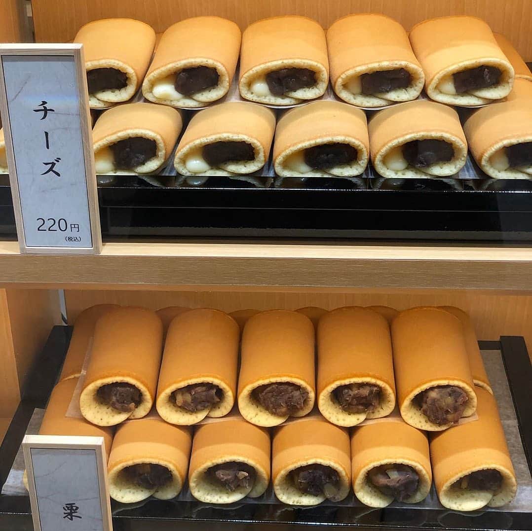 ナゴレコさんのインスタグラム写真 - (ナゴレコInstagram)「「大あんまき」﻿ リポスト✒︎北海道十勝産の小豆を100%使用した手作り餡をどら焼きのような生地で包んだ知立名物、藤田屋さんの大あんまき🍵✨﻿ ﻿ 愛知県の郷土菓子といっても過言ではない、昔から人々に愛されてきた大あんまき⭕️﻿ ﻿ 均一な焼き色の生地に包まれた、こだわりの餡🤤🍵生菓子なので消費期限は翌日までのようです⚠️﻿ ﻿ 大あんまきといえば藤田屋さんの名前があがるほど有名なこちらがららぽーと愛知東郷店に出店していますよ😎👏🏻天ぷら饅頭も気になりますね🥮💫﻿ ﻿ @n.s.z.k さん、#ナゴレコ ありがとうございます⭕️﻿ ﻿ Repost @n.s.z.k ・・・﻿ ﻿ 人気のあんまき♡﻿ ・﻿ 藤田屋ららぽーと愛知東郷店﻿ ★★★🍃﻿ ・﻿ 大あんまきで有名な藤田屋さん﻿ あんまきはあずきや白あん、チーズ、﻿ カスタードに抹茶🍃など・・﻿ チーズと抹茶が好き！﻿ どら焼き風生地に餡をたっぷりいれて﻿ クルッと巻いた大きな和菓子﻿ ボリューム満点のおやつ♡﻿ ・﻿ 個人的に大好きなのは﻿ 天ぷら！餡をたっぷりいれた﻿ 油で揚げた天ぷら饅頭✨﻿ 油＋あずき絶品﻿ 残念ながら品切れに！﻿ ・﻿ 母へのお土産に・・﻿ ごちそうさまでした。﻿ ・」10月30日 17時00分 - nagoya_food