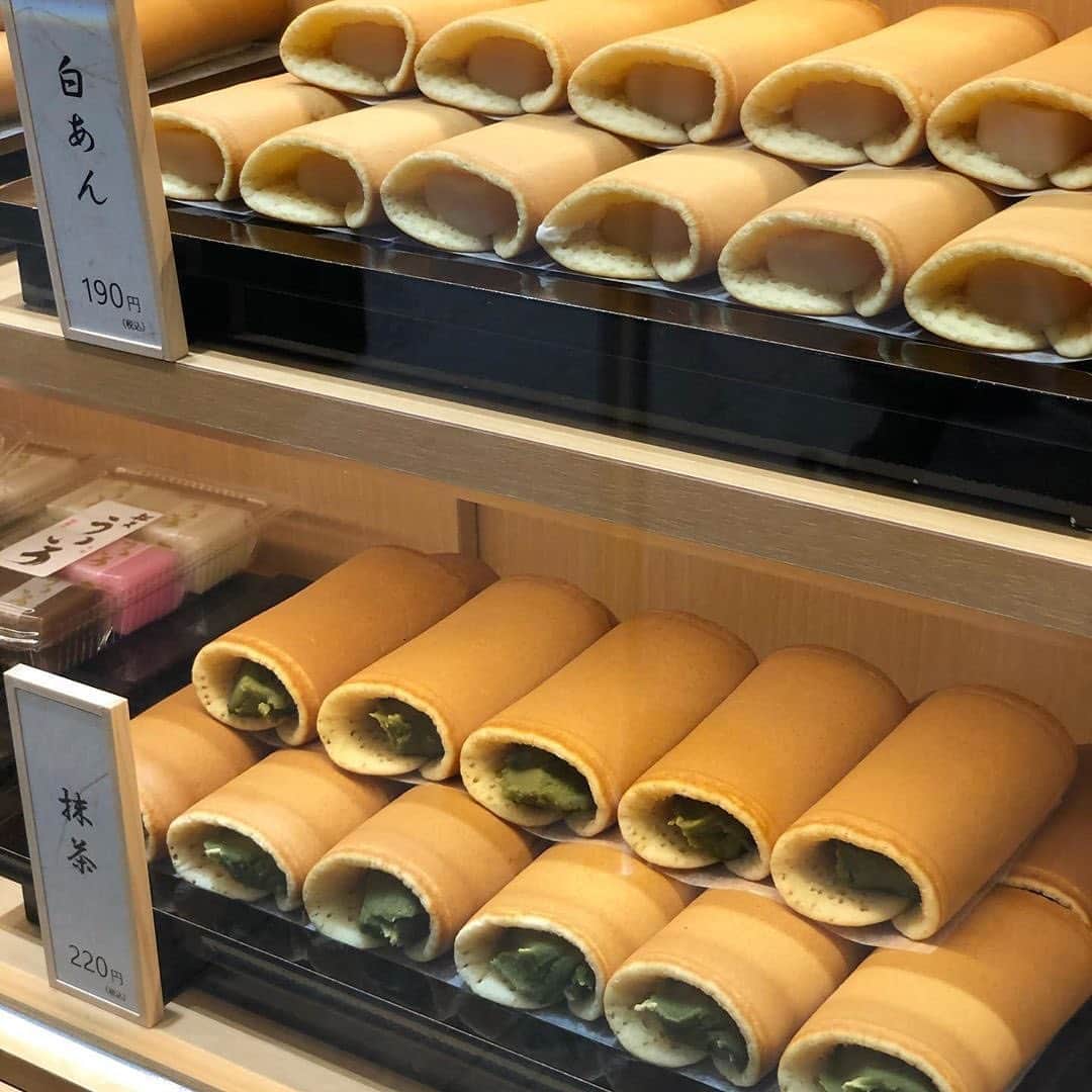 ナゴレコさんのインスタグラム写真 - (ナゴレコInstagram)「「大あんまき」﻿ リポスト✒︎北海道十勝産の小豆を100%使用した手作り餡をどら焼きのような生地で包んだ知立名物、藤田屋さんの大あんまき🍵✨﻿ ﻿ 愛知県の郷土菓子といっても過言ではない、昔から人々に愛されてきた大あんまき⭕️﻿ ﻿ 均一な焼き色の生地に包まれた、こだわりの餡🤤🍵生菓子なので消費期限は翌日までのようです⚠️﻿ ﻿ 大あんまきといえば藤田屋さんの名前があがるほど有名なこちらがららぽーと愛知東郷店に出店していますよ😎👏🏻天ぷら饅頭も気になりますね🥮💫﻿ ﻿ @n.s.z.k さん、#ナゴレコ ありがとうございます⭕️﻿ ﻿ Repost @n.s.z.k ・・・﻿ ﻿ 人気のあんまき♡﻿ ・﻿ 藤田屋ららぽーと愛知東郷店﻿ ★★★🍃﻿ ・﻿ 大あんまきで有名な藤田屋さん﻿ あんまきはあずきや白あん、チーズ、﻿ カスタードに抹茶🍃など・・﻿ チーズと抹茶が好き！﻿ どら焼き風生地に餡をたっぷりいれて﻿ クルッと巻いた大きな和菓子﻿ ボリューム満点のおやつ♡﻿ ・﻿ 個人的に大好きなのは﻿ 天ぷら！餡をたっぷりいれた﻿ 油で揚げた天ぷら饅頭✨﻿ 油＋あずき絶品﻿ 残念ながら品切れに！﻿ ・﻿ 母へのお土産に・・﻿ ごちそうさまでした。﻿ ・」10月30日 17時00分 - nagoya_food