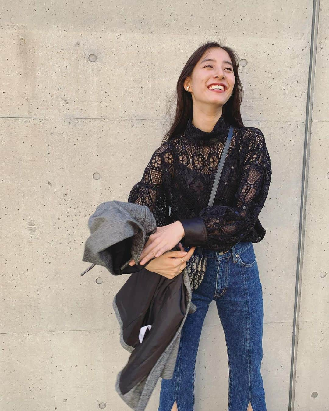 新木優子さんのインスタグラム写真 - (新木優子Instagram)「私服 jacket : @throw_by_sly  tops : @amerivintage  denim : @johnlawrencesullivan_official  bag : @dior   ring : @dior  earring : @knowhowjewelry   撮影の時だけマスク外しています🙇🏻‍♀️✨」10月30日 16時55分 - yuuuuukko_