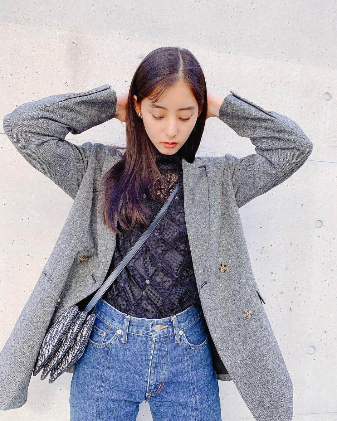 新木優子さんのインスタグラム写真 - (新木優子Instagram)「私服 jacket : @throw_by_sly  tops : @amerivintage  denim : @johnlawrencesullivan_official  bag : @dior   ring : @dior  earring : @knowhowjewelry   撮影の時だけマスク外しています🙇🏻‍♀️✨」10月30日 16時55分 - yuuuuukko_