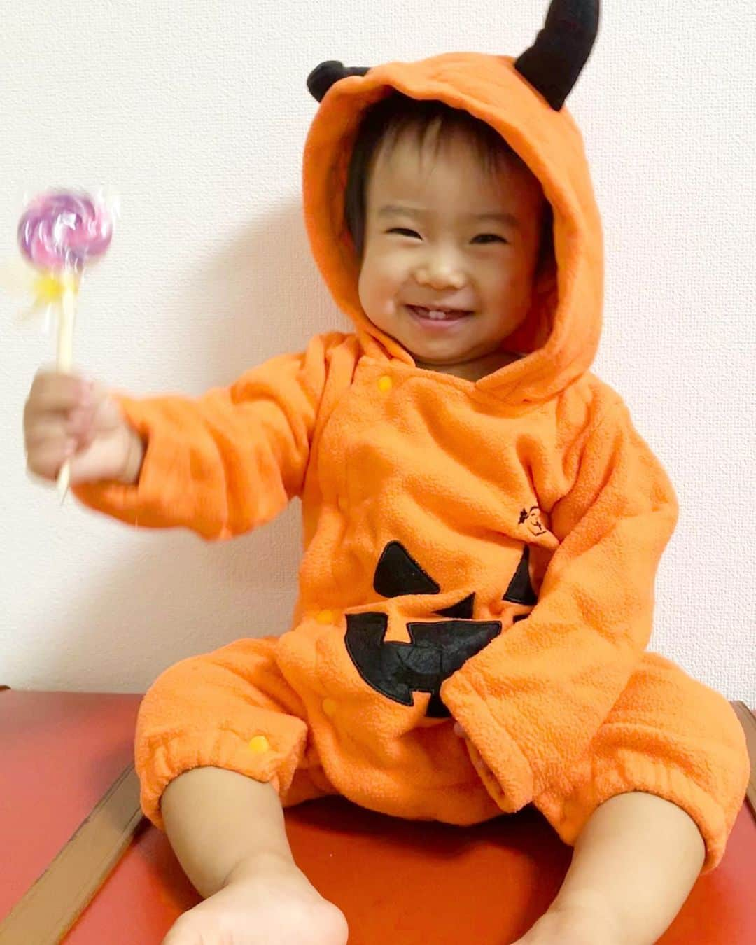 桜井未来さんのインスタグラム写真 - (桜井未来Instagram)「ハロウィンかぼちゃ🎃👻 お兄ちゃんのお下がり着せたら、そっくりで可愛過ぎた😂👏💓 ・ ・ ・ #ハロウィン #ハロウィンコスプレ #ハロウィン仮装 #ハロウィン🎃  #男の子ママ #女の子ママ #ママ #baby #ママ友募集 #赤ちゃんのいる生活 #ママサークル #ママイベント #ベビスタグラム #mamagirl #ベビフル #コドモダカラ #コドモノ #ママリ #親バカ部 #新米ママ東京部 #ベビモ #엄마　#妈妈 #媽媽 #Mom #母親　#母亲」10月30日 17時08分 - miki.sakurai0214