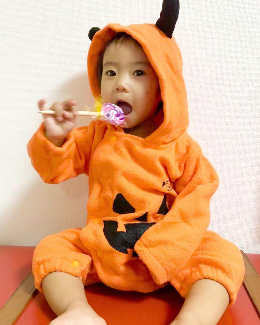 桜井未来さんのインスタグラム写真 - (桜井未来Instagram)「ハロウィンかぼちゃ🎃👻 お兄ちゃんのお下がり着せたら、そっくりで可愛過ぎた😂👏💓 ・ ・ ・ #ハロウィン #ハロウィンコスプレ #ハロウィン仮装 #ハロウィン🎃  #男の子ママ #女の子ママ #ママ #baby #ママ友募集 #赤ちゃんのいる生活 #ママサークル #ママイベント #ベビスタグラム #mamagirl #ベビフル #コドモダカラ #コドモノ #ママリ #親バカ部 #新米ママ東京部 #ベビモ #엄마　#妈妈 #媽媽 #Mom #母親　#母亲」10月30日 17時08分 - miki.sakurai0214