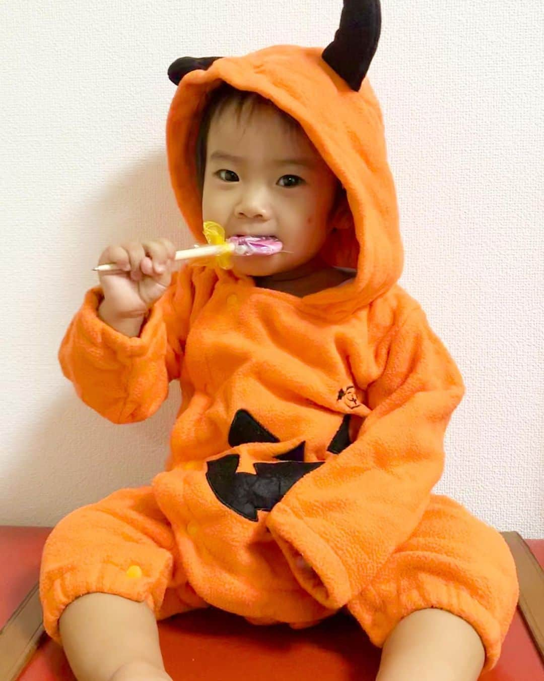 桜井未来さんのインスタグラム写真 - (桜井未来Instagram)「ハロウィンかぼちゃ🎃👻 お兄ちゃんのお下がり着せたら、そっくりで可愛過ぎた😂👏💓 ・ ・ ・ #ハロウィン #ハロウィンコスプレ #ハロウィン仮装 #ハロウィン🎃  #男の子ママ #女の子ママ #ママ #baby #ママ友募集 #赤ちゃんのいる生活 #ママサークル #ママイベント #ベビスタグラム #mamagirl #ベビフル #コドモダカラ #コドモノ #ママリ #親バカ部 #新米ママ東京部 #ベビモ #엄마　#妈妈 #媽媽 #Mom #母親　#母亲」10月30日 17時08分 - miki.sakurai0214