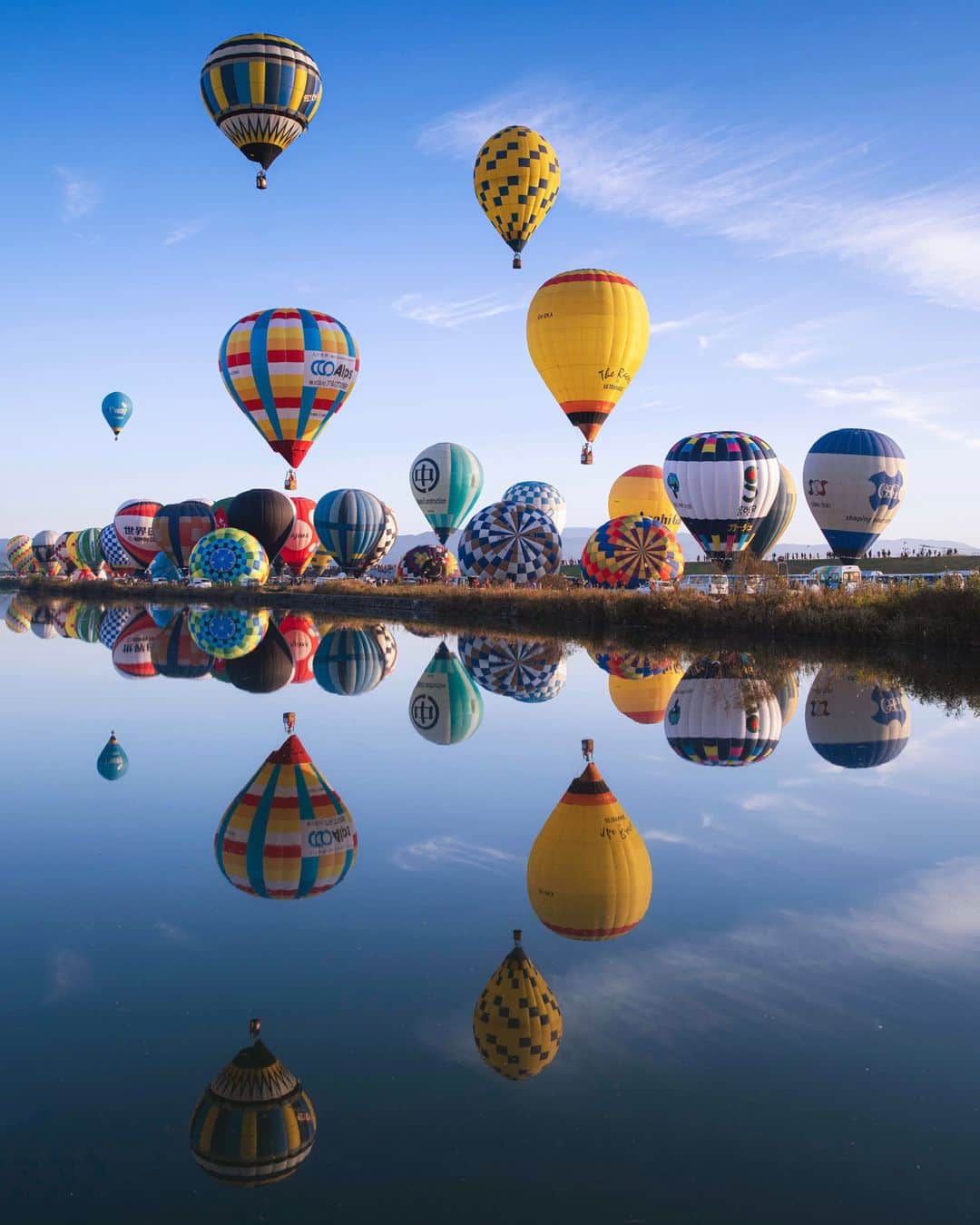 九州電力さんのインスタグラム写真 - (九州電力Instagram)「カラフルなバルーンが一斉に大空を舞う🎈⁣ .⁣ ここでは例年、世界トップクラスの選手が集う熱気球の大会が開かれています🏵️⁣ 今年は大会の実施はありませんが、「おうちでバルーン」「無観客夜間係留：ラ・モンゴルフィエ・ノクチューン2020」の２つのイベントが実施予定だそうです✨⁣ .⁣ 📍嘉瀬川河川敷（佐賀県佐賀市）⁣ 🚌JR佐賀駅からバス「嘉瀬橋(2)」下車、徒歩約16分⁣ .⁣ 【こちらはキャンペーン対象の投稿です】 フォロー&いいね！で当たるプレゼントキャンペーン実施中✨ アカウントをフォローの上、キャンペーン対象の投稿に「いいね！」で応募完了♬ 抽選で77名様に豪華プレゼント🎁が当たります！ 詳しくは、プロフィールのURLからご確認ください。⁣ .⁣ ※写真は過去に撮影されたものです。⁣ 気兼ねなくお出かけできる日が来るまで、お届けする九州の風景が、皆さまの元気や癒しになれば幸いです🍀⁣ 九電グループでは、「あしたプロジェクト～あしたを、しんじて、たすけあおう～」を展開しています。詳しくは、HPをご覧ください✨⁣ .⁣ ⁣#九電 #kyuden #九州の灯り #九州ぐらむ #広がり同盟 #九州旅行 #九州 #九州愛 #kyushu #佐賀 #saga #さが #佐賀市 #佐賀カメラ部 #嘉瀬川河川敷 #嘉瀬川 #バルーンフェスタ #佐賀バルーンフェスタ #バルーンフェスタ佐賀 #気球 #熱気球 #リフレクションのある景色 #秋空 #リフレクション #幻想的な世界 #絶景 #絶景delic #インスタスポット #tripgramjp #あしたプロジェクト」10月30日 17時01分 - kyuden_official