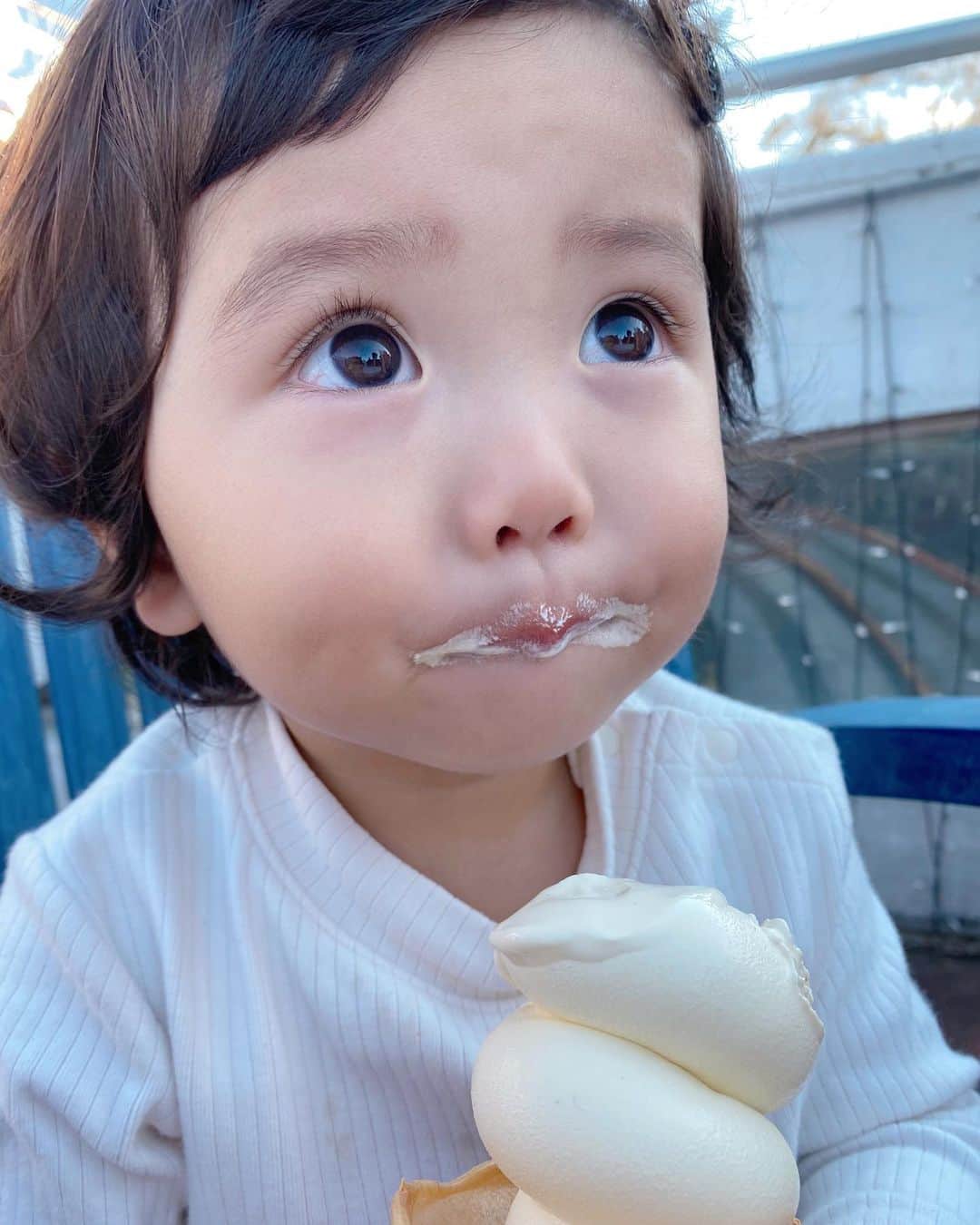 ともみさんのインスタグラム写真 - (ともみInstagram)「. アイスとチュロスを無心で食べる👦👧 . #パパカメラ #目線外し #おやつ」10月30日 17時05分 - yuzu_haru_18