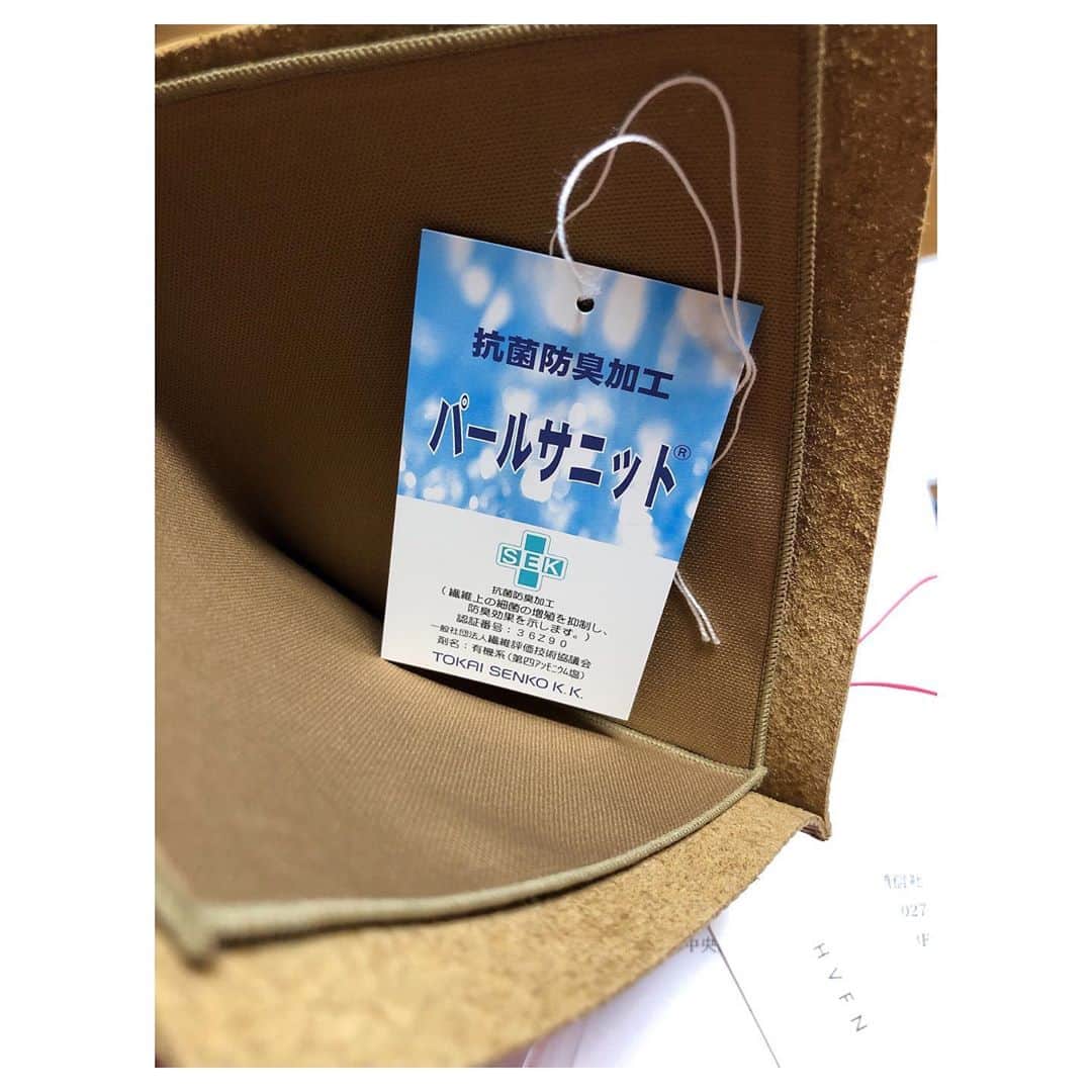 理絵さんのインスタグラム写真 - (理絵Instagram)「バッグ工場の色々なブランドがバッグを作った際に残った革を有効活用し作られたマスクケース  テーブルに置いても一見マスクケースに見えないお洒落なところがお気に入りです🤎  革の内側には抗菌のファブリックがあるから安心して使えるね  #hvfn #マスクケース #maskcase #お気に入り #japan」10月30日 17時17分 - ____rie____