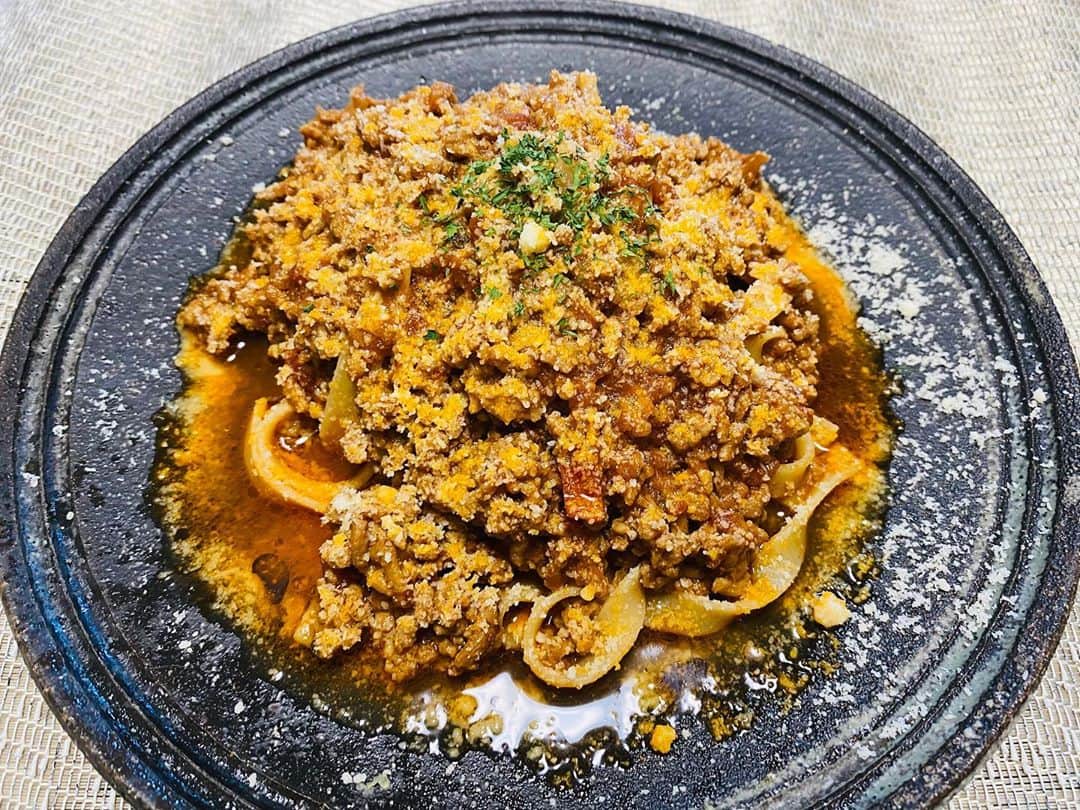 せんちゃんのインスタグラム：「冷凍してあったひき肉があったから ボロネーゼ作った❣️ 赤ワイン無くて白ワインにしたけど やっぱ赤ワインのがいいな😌」