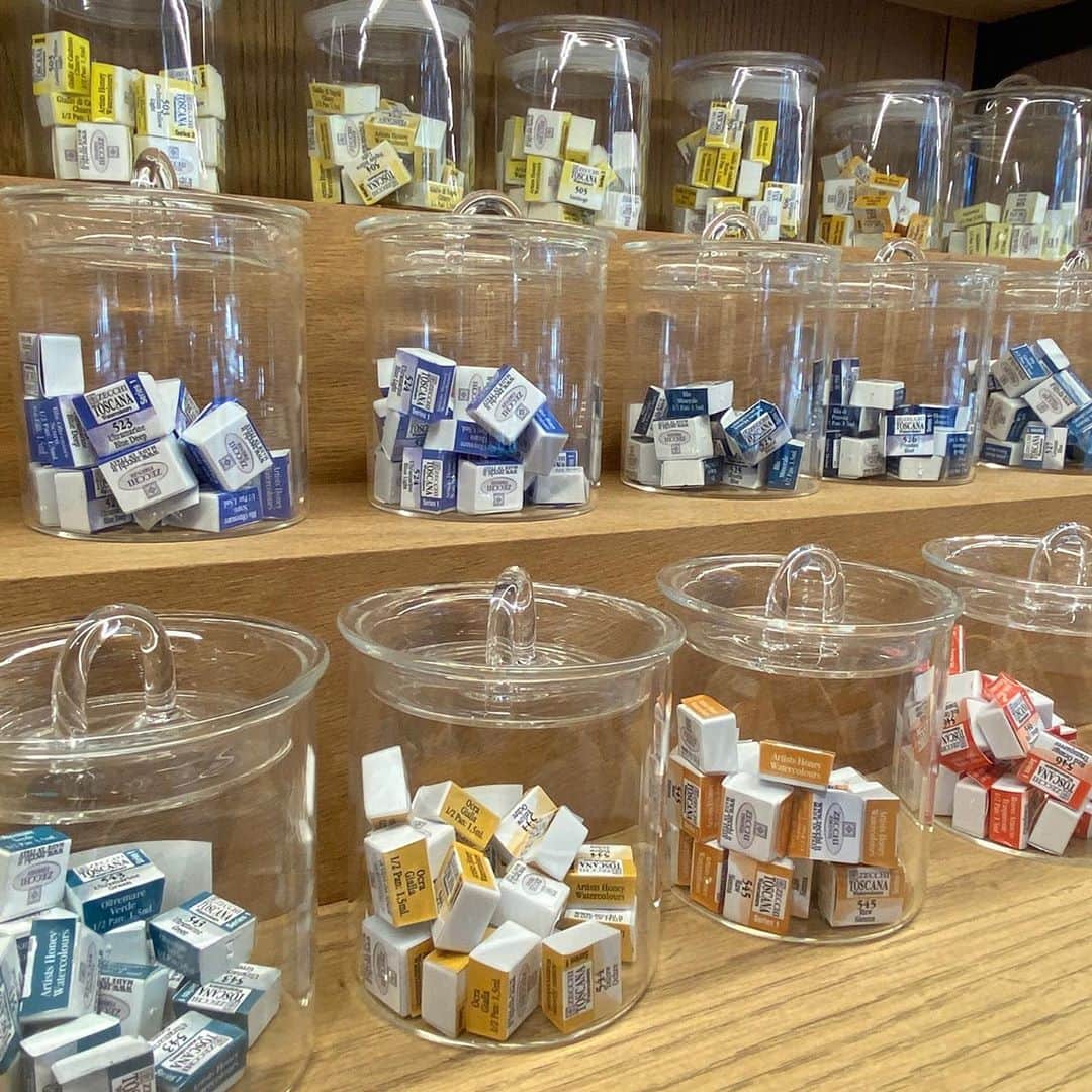 Warehouse TERRADA 寺田倉庫さんのインスタグラム写真 - (Warehouse TERRADA 寺田倉庫Instagram)「PIGMENT TOKYOにイタリア画材  画材ラボPIGMENT TOKYO（@pigment_tokyo）には、和紙や墨など東洋の画材が豊富に並んでいますが、それだけではありません。  イタリアの老舗ZECCHI（ゼッキ）の画材もPIGMENT TOKYOのオープン間もない2015年10月から取り扱いを開始し、施設内にも画材がずらりと並びます。 日本の画材とも異なる色合いや色の名前も特徴的です。  PIGMENT TOKYOは上質な伝統画材を幅広く取り揃え、画材の使い方はもちろん、画材にまつわる文化もお伝えしています。」10月30日 17時12分 - warehouse_terrada