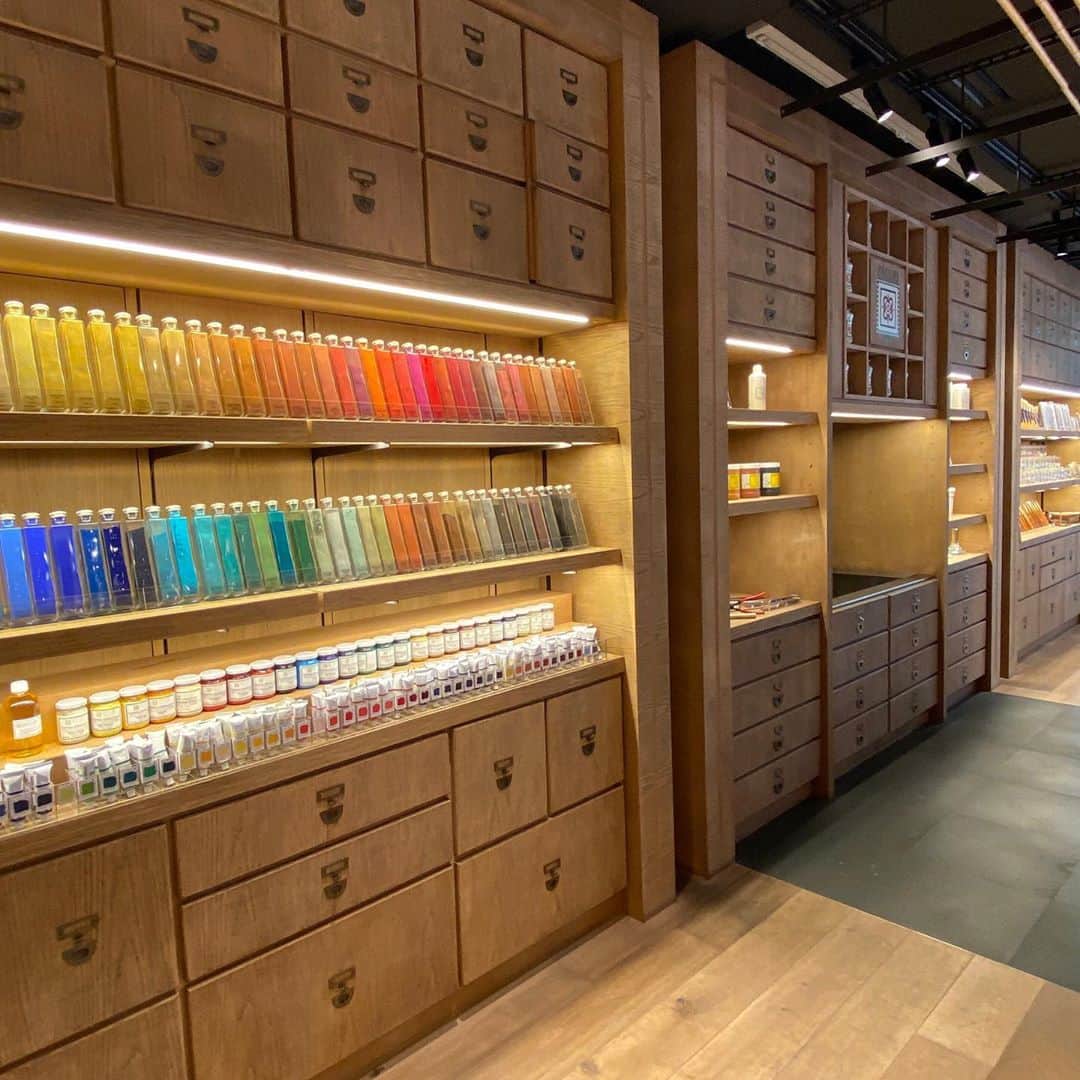 Warehouse TERRADA 寺田倉庫さんのインスタグラム写真 - (Warehouse TERRADA 寺田倉庫Instagram)「PIGMENT TOKYOにイタリア画材  画材ラボPIGMENT TOKYO（@pigment_tokyo）には、和紙や墨など東洋の画材が豊富に並んでいますが、それだけではありません。  イタリアの老舗ZECCHI（ゼッキ）の画材もPIGMENT TOKYOのオープン間もない2015年10月から取り扱いを開始し、施設内にも画材がずらりと並びます。 日本の画材とも異なる色合いや色の名前も特徴的です。  PIGMENT TOKYOは上質な伝統画材を幅広く取り揃え、画材の使い方はもちろん、画材にまつわる文化もお伝えしています。」10月30日 17時12分 - warehouse_terrada
