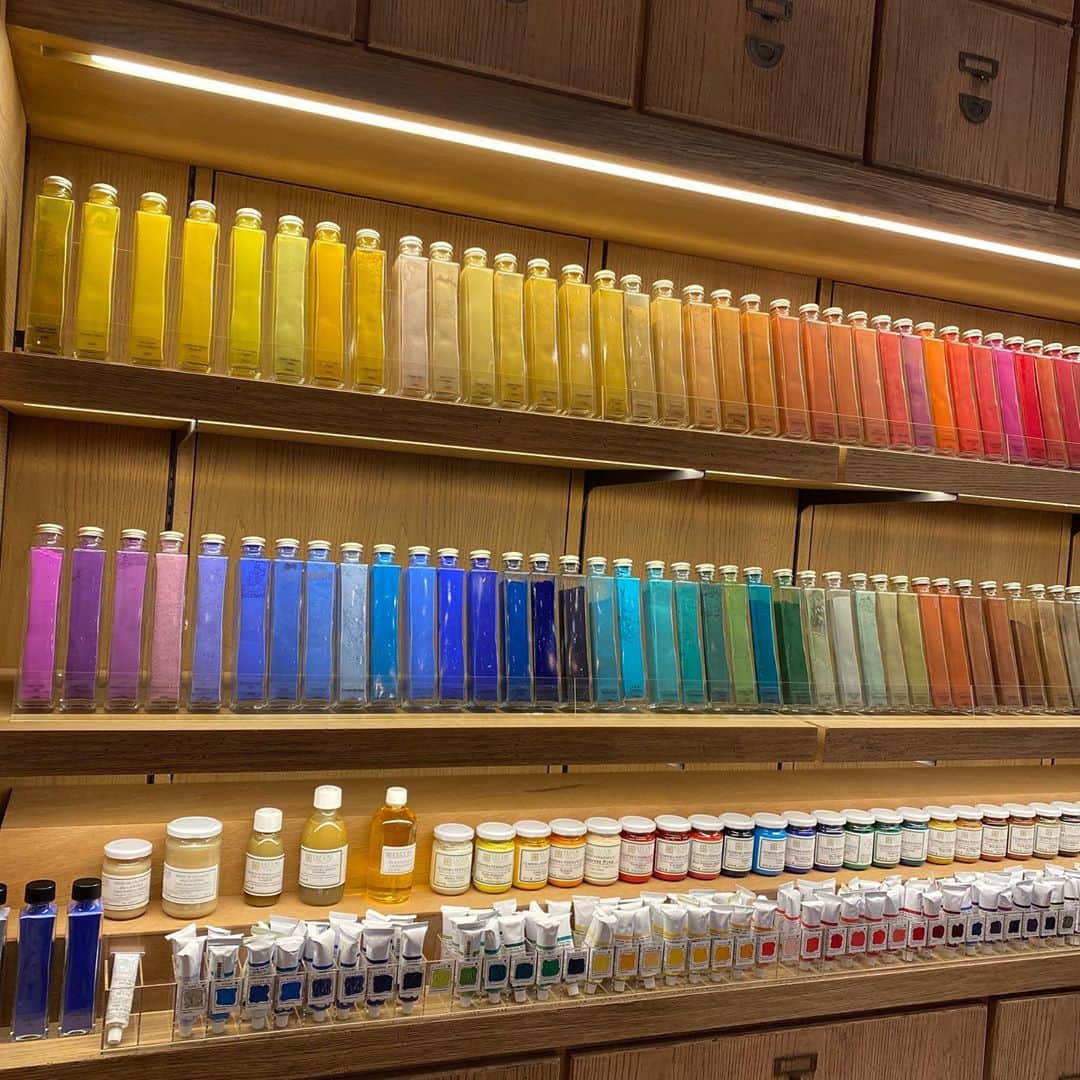 Warehouse TERRADA 寺田倉庫のインスタグラム：「PIGMENT TOKYOにイタリア画材  画材ラボPIGMENT TOKYO（@pigment_tokyo）には、和紙や墨など東洋の画材が豊富に並んでいますが、それだけではありません。  イタリアの老舗ZECCHI（ゼッキ）の画材もPIGMENT TOKYOのオープン間もない2015年10月から取り扱いを開始し、施設内にも画材がずらりと並びます。 日本の画材とも異なる色合いや色の名前も特徴的です。  PIGMENT TOKYOは上質な伝統画材を幅広く取り揃え、画材の使い方はもちろん、画材にまつわる文化もお伝えしています。」