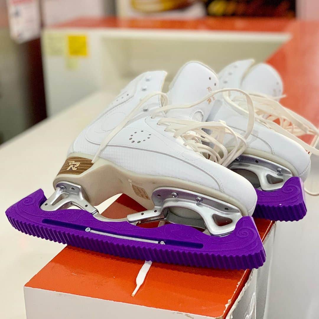 金海珍のインスタグラム：「⛸4년만에 새 스케이트⛸ 오랜만에 센터 맞추니까 선수 때로 돌아간 기분😂」