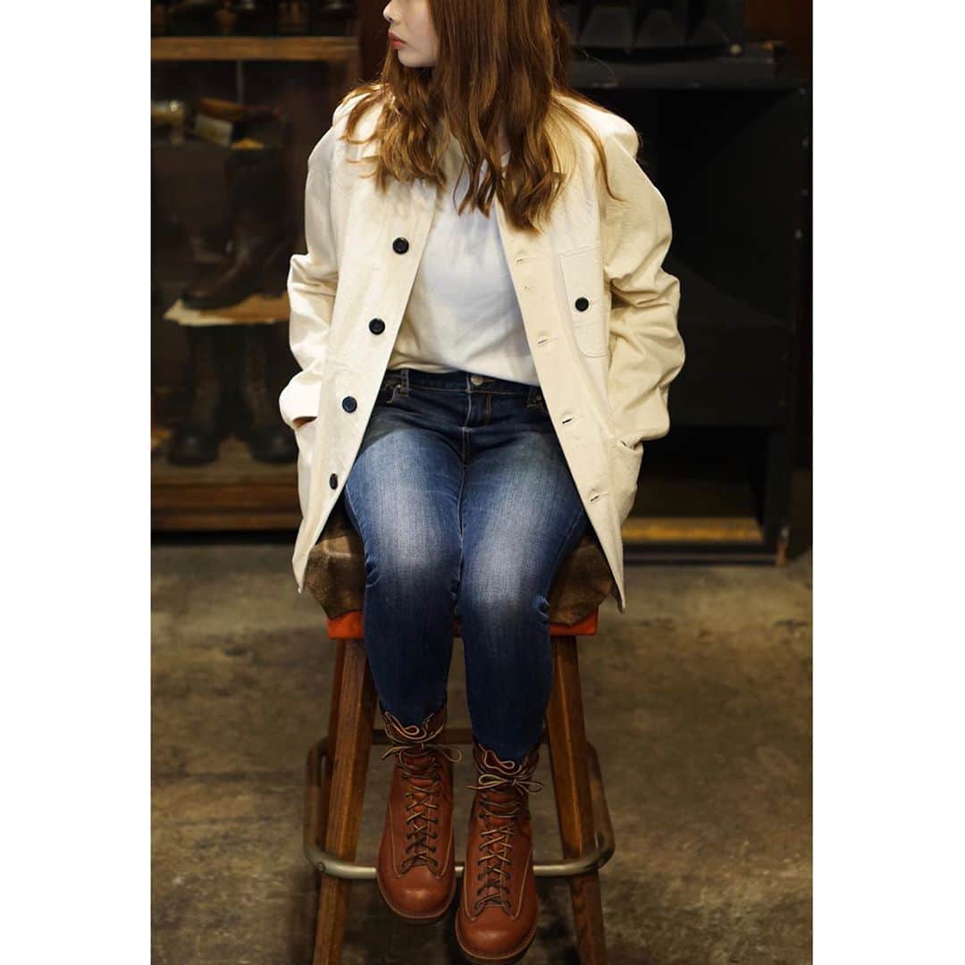のインスタグラム：「『女性が着る、DEHEN🇺🇸』 "Woven Chore Coat" "3×4 Knit Chore Coat" 素材の異なったチョアコート（カバーオール）を着て秋冬コーデ。  ハロウィンを過ぎると今年も残すところあと2ヶ月。 本格的な寒さも始まり、ウエスコブーツ同様、ニット製品の出番も増えてきますね！  男性にはない、女性ならではの視点、思想でMade in U.S.A商品を楽しんで頂ければと思います！  女性をモデルに起用し、『女性が着る、DEHEN🇺🇸』というコンセプトのもと撮影しました。  詳しくはスタッフブログをご覧ください。  【Staff Blog】 https://wescojapan.blogspot.com/2020/10/dehen.html?m=1  #dehen #dehen1920 #knitting #knit #3end #4end #chorecoat #westcoastshoecompany #wesco #wescopeople #wescoboots #since1918 #100YEARS #oregon #scappoose #madeinUSA #wescojapan #wescoebisu #wescosetagaya #wescokanazawa」