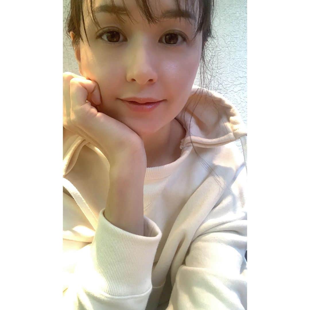 乙黒えりさんのインスタグラム写真 - (乙黒えりInstagram)「エコレザー  やっと手に入ったエコレザースカート。子供に何かこぼされても大丈夫！汚れに強い！撥水だもん(笑)  子供ぽくならないフーディパーカーと合わせてシンプルにしました。  エルメスの💄つけてみました。赤っぽいライトの下で撮っちゃってあんまり伝わらないかもだけど😂素敵な秋色でヘビロテで使ってます♡  #あー連日白黒コーデだw  #tops @blanc_official.jp  #skirt @stateofmind.som @haunt_daikanyama  #shoes @jimmychoo  #bag @vasic_japan   #ママコーデ#ママファッション#カジュアルコーデ#outfit #エコレザー　#エコレザースカート#パーカー」10月30日 17時21分 - ellyotoguro