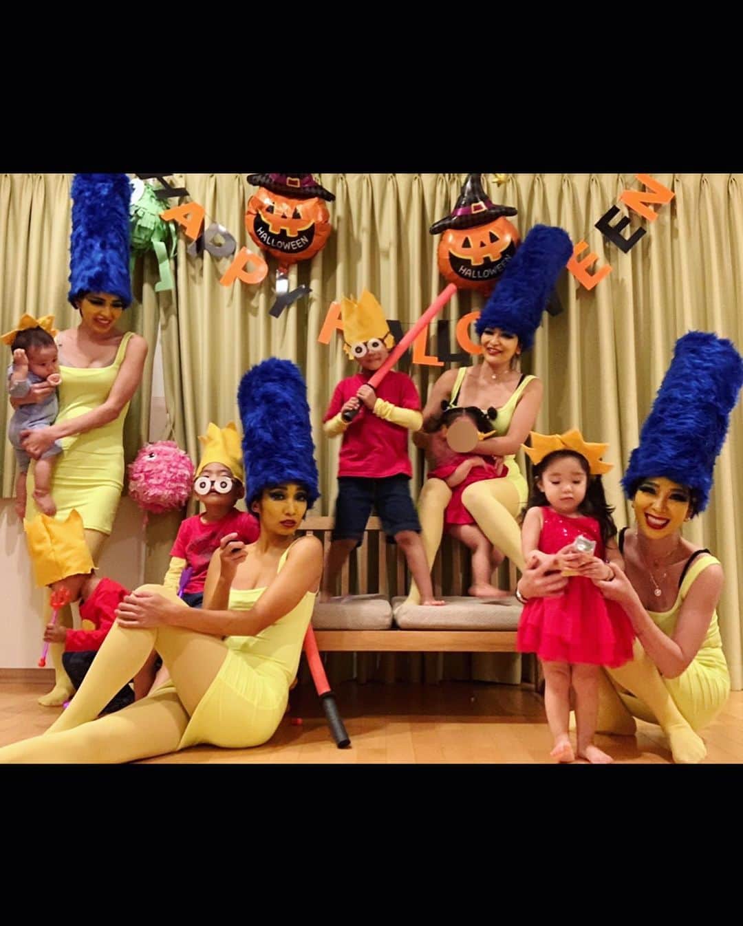 紅蘭さんのインスタグラム写真 - (紅蘭Instagram)「はっぴーはろうぃん🎃 みんなでシンプソンズ！！ 黄色いドーラン使って派手メイク！！ ダンサー時代の楽屋を思いだしたわw 今年のハロウィンはどんな子が来るかな？！ お菓子は準備しとかなきゃ👻  #紅蘭 #ハロウィン #シンプソンズ #集合写真とるのも一苦労 #親子ハロウィン」10月30日 17時27分 - kurankusakari