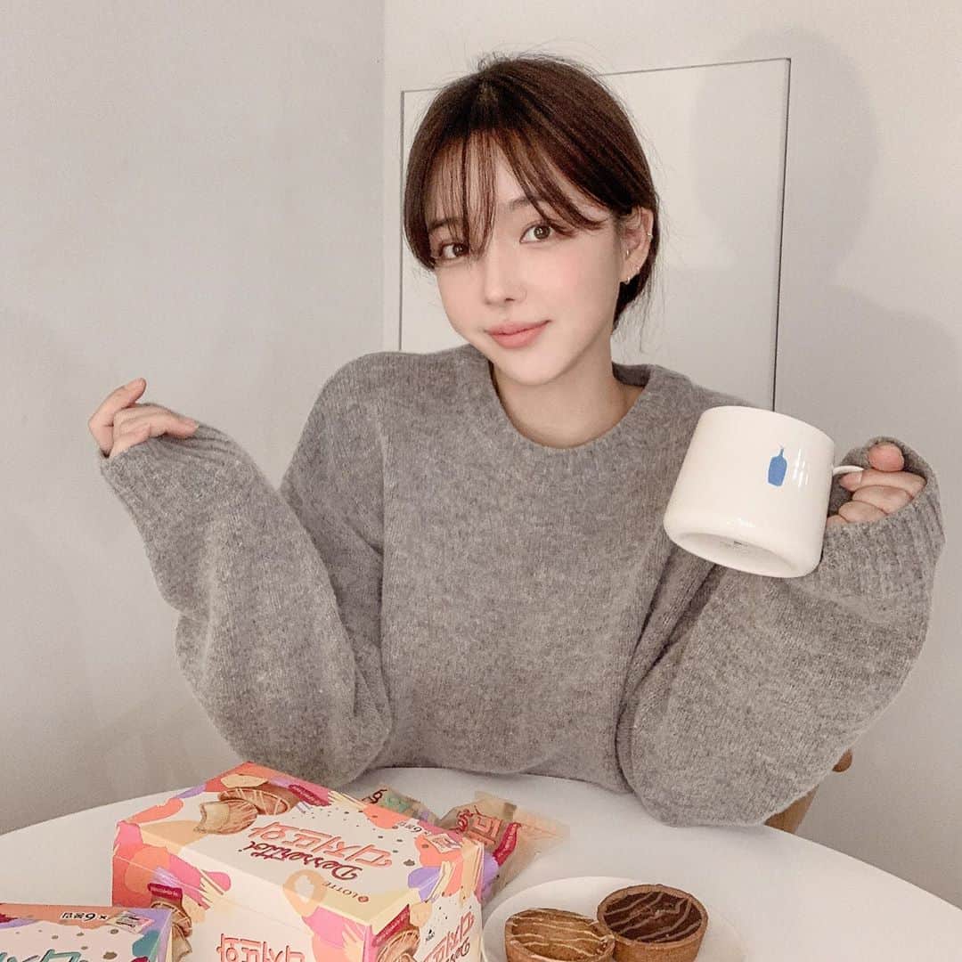ユン・アラのインスタグラム：「#광고  디저뜨와 한번도 안 먹어 본 사람 없게 해 주세요 ,,,, 제발요.....!!!! 치즈타르트랑 초코타르트 둘 다 넘 취저ㅎㅎ  디저뜨와 한입 먹고 코히 한입 마시면🥮 + ☕ = 🤍  롯데제과에서 타르트 덕후를 위해서  이런 열일을..😛     #롯데제과 #디저뜨와 #디저트 #홈디저트 #초코브라우니타르트 #치즈케이크타르트」