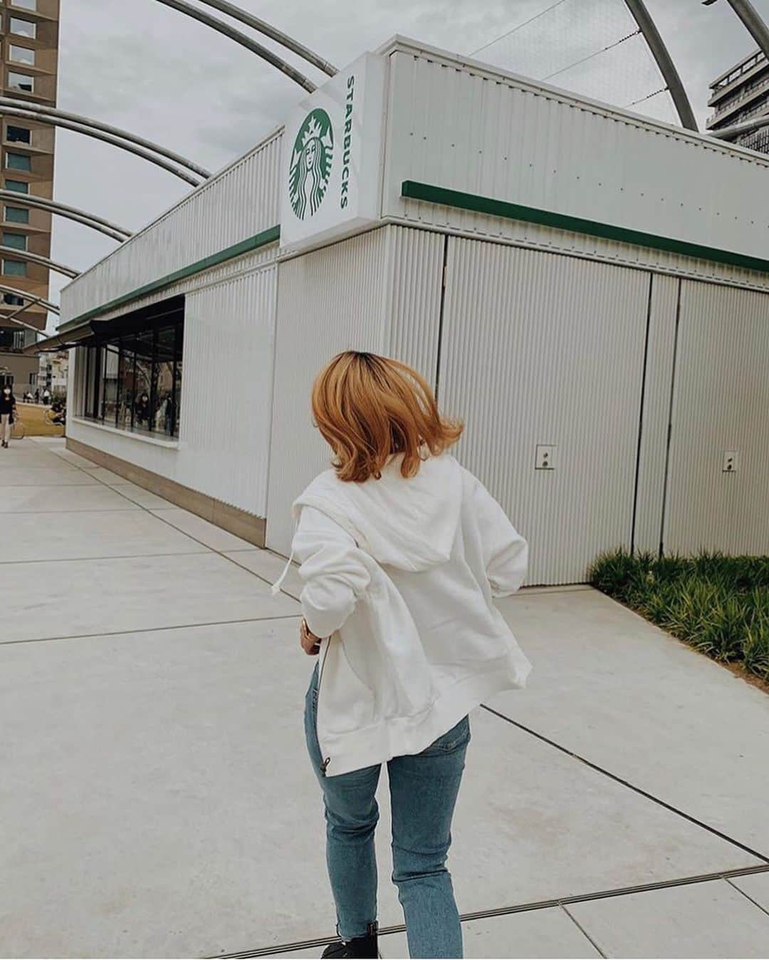 のインスタグラム：「@americaneaglejp で秋コーデ🍁 AEのデニムはストレッチかなり効いてるから動きやすいんだよね👖 - @_ayachaloha_ #regram #AExME #AEJeans #AE #americaneaglejp #アメリカンイーグル #デニム #デニムチャレンジ」