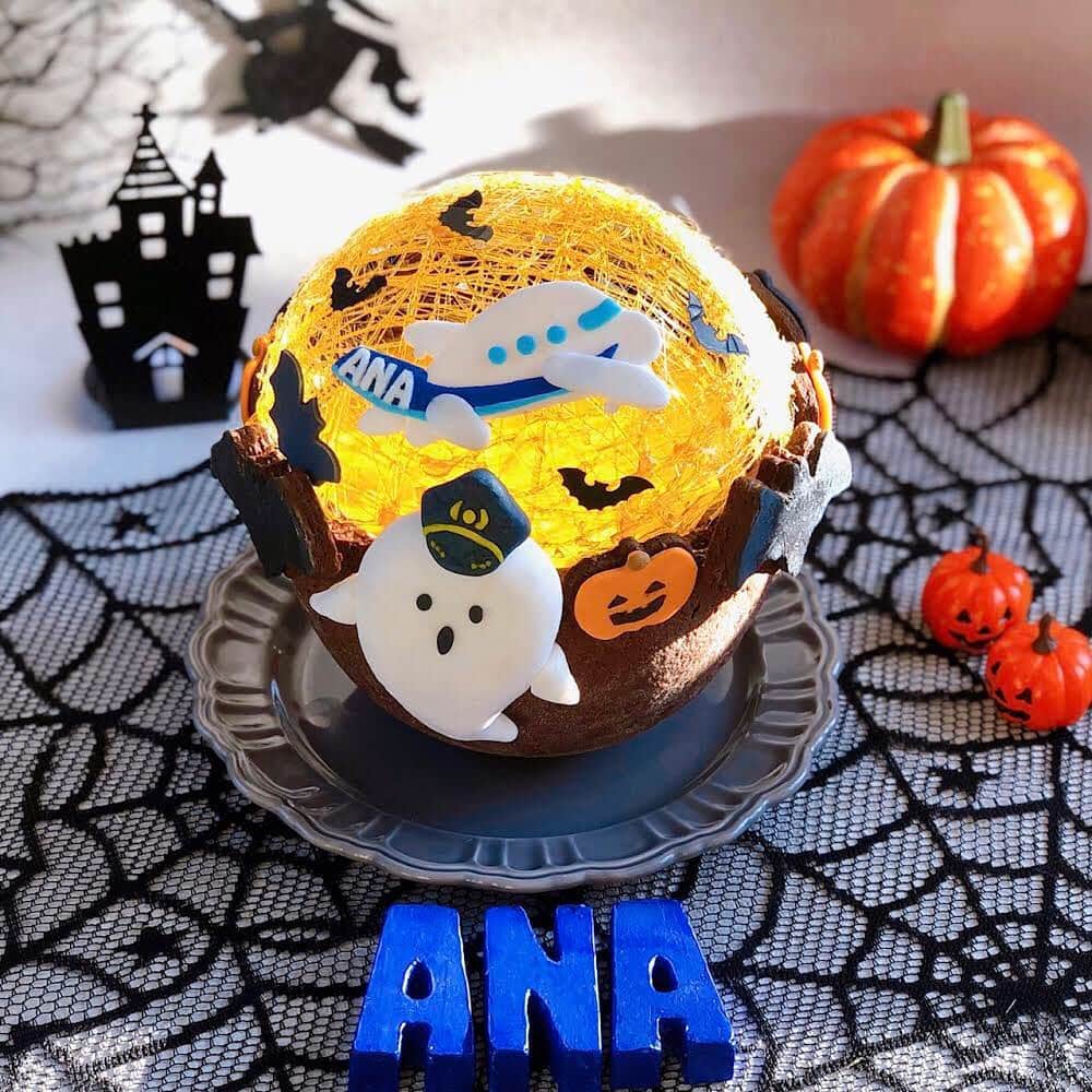 ANAのインスタグラム：「🎃HAPPY HALLOWEEN🎃﻿ ﻿ #明日は #ハロウィン #ハロウィンスイーツ #かぼちゃプリンタルト #トリックオアトリート #パイロット #ジャックオランタン #かぼちゃ #くもの巣 #おばけ #コウモリ #お菓子 #飛行機 #秋 #手作りお菓子 #お菓子好きな人と繋がりたい #おうちごはん #おうちカフェ #anaタビキブン #halloween #trickortreat #pumpkin #halloweensweets #cafe #homemade #airplane #japantrip #trip #ana_jp ﻿ ﻿ 旅の思い出は「#anaタビキブン 」をつけて投稿してね💙インスタやANAの各メディアでご紹介していきます✈️」