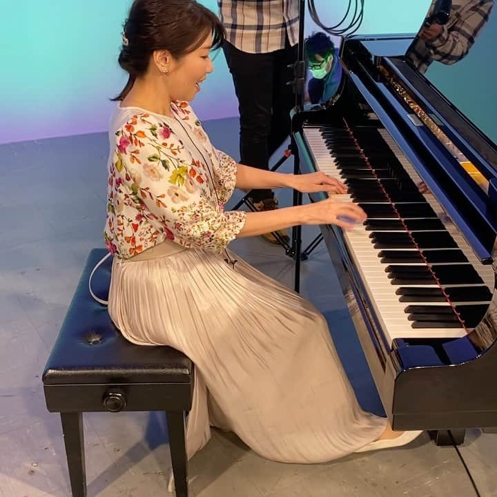 のインスタグラム：「芸術の秋🍁 筋野裕子ピアノリサイタルを鑑賞🎹素敵ですね〜♩♩♫♩ #zipfriday #青森放送 #筋野裕子 #ピアノ #クラシック #リサイタル #早くピアノ片付けたいからどいてって思っているスタッフ達を尻目に」