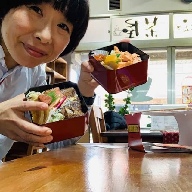 おれは食べて痩せたいのだ。さんのインスタグラム写真 - (おれは食べて痩せたいのだ。Instagram)「「Oh！駅弁LOVE」新潟の直江津では ありがたいことに、乗組員スガノは 読者のかたに導かれ かずかずの賞を受賞している ホテルハイマートの「さけめし」「鱈めし」を いただいています！  #駅弁 #駅弁LOVE  #ほぼ日乗組員 #ひとり旅 #ほぼ日おいしいもの部 #ほぼ日 #ほぼ日刊イトイ新聞 #ほぼ日のよみもの」10月30日 17時31分 - hobonichi_oishiimono