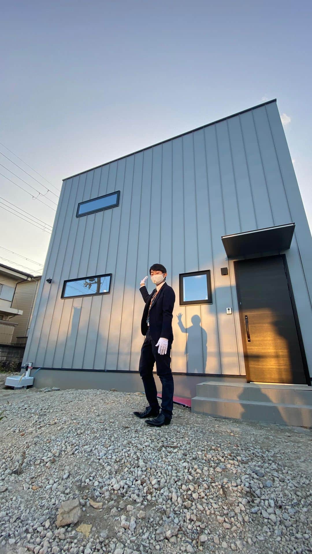 homelife 夢を叶える暮らし方のインスタグラム：「# 和泉市完成邸のルームツアーです😏 ボックス型のスタイリッシュな住まい シンプルながらも住みやすいお家♫ こちらは10月31日(土)～11月1日(日)で 現地見学会を開催しております💁‍♀️ .  その他の施工写真は、 @homelife_gallery のURLからご覧いただけます。 . 家づくりの資料請求はコチラから @homelife_shiryou . . #屋上庭園 #グランピング  #ベランピング #遊び場所 #青空 #デザイン #こだわり #木 #おうち時間 #ローコスト住宅 #マイホーム #夢のマイホーム #間取り #シンプルな暮らし #暮らしを楽しむ #注文住宅 #自由設計 #デザイン住宅 #リノベ #リフォーム #全国にいい家を #コラボハウスとコラボ #建築士と建てる #myhome  #homelife_京都 #homelife_大阪 #homelife_兵庫 #ホームライフ #ホームライフ100 #アーキホームライフ」