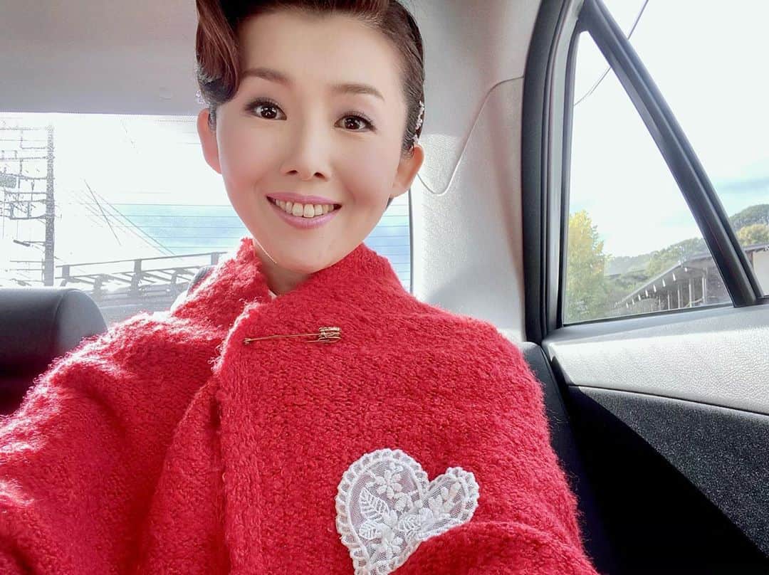 小桜舞子さんのインスタグラム写真 - (小桜舞子Instagram)「今日はミュージックビデオの撮影でした。 寒いので赤いショールを巻いてます。 皆さんも風邪ひかないよう温かくしてお過ごしください。 (*´꒳`*)  #小桜舞子  #ミュージックビデオ #MV #撮影 #ロケ #赤い #ショール #レース #ハート」10月30日 17時32分 - kozakura_maiko