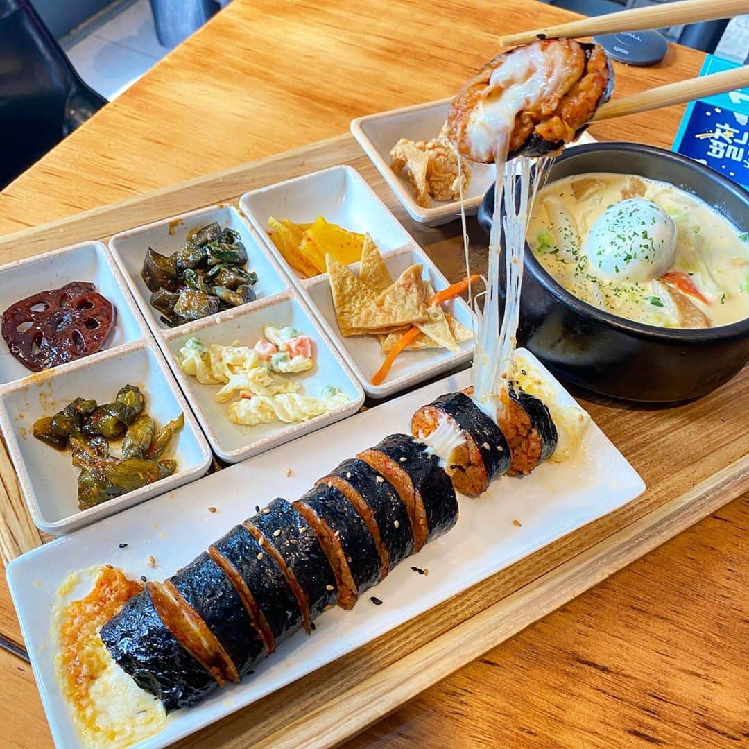 のインスタグラム：「【#新大久保　#ビョルジャン】﻿ ﻿ 韓国人気フードの定食が楽しめるお店！🐺﻿ ﻿ えびしょうゆ漬けハンサン﻿ チーズキンパ＋カルボナーラトッポキハンサン﻿ 各1,408円(税込)﻿ ﻿ 新大久保駅から徒歩6分にあるビョルジャンはメインを選ぶと数種類のおかずもついてくる定食がとても人気！﻿ ﻿ このエビしょうゆ漬けは韓国ではカンジャンセウといって親しまれている食べ物！﻿ 何度か紹介してるんだけど今回はチーズキンパ＋カルボナーラトッポキも注文！﻿ ﻿ カンジャウセウの方はウルフの投稿を見て食べた方も多いのでは？？﻿ プリプリのえびに漬けタレが最高！韓国のりとしっかり混ぜて食べてね！﻿ ﻿ ﻿ チーズキンパもたっぷりのチーズにピリ辛の味付けが病みつきになる﻿ カルボナーラはシチューて感じで具も色んな種類が入っててよき﻿ ウルフはシチューはごはんと食べるタイプだけどみんなはどうかな？﻿ ﻿ 人気店になってしまったので平日でも並び列ができる﻿ でも席数多いから割と回転は速い﻿ ﻿ ちょっと啓発ポイントとしては一部の男性店員の接客が悪い﻿ 今は人気店かもしれないが、食べるだけでなく我々は大切な友人や恋人と訪れて食体験をしにきている﻿ いくらいいお店でも接客がダメなら二度といかないから改善すると◎﻿ ﻿ レポとかしないみんなはSNSでわざわざ言わないけど、そういうお店は確実にファン減るから注意が必要！﻿  ちなみにエビ醤油漬けハンサンはSランクだった！Aランクはカルボナーラの方と接客なども含めての評価と思ってもらえると✨ ﻿ ごちそうさまでした🐺﻿  ※美味しさ、映え、コスパの評価は注文した商品だけの個人的な評価になります。﻿ ﻿ コロナの影響で営業時間や提供商品が異なる場合があるので、お店に電話などで確認してね！﻿ ﻿ 何か質問や感想あればコメント、DMお待ちしてます😚﻿ ﻿ また、ウルフを見て食べたら投稿やストーリーでタグ付けで知らせてくれると喜びます😚﻿ いいねやコメントしにいくのでぜひ通知してね🥺﻿ ﻿ 何か質問や感想あればコメント、DMお待ちしてます😚 ﻿ ﻿ 🚃新大久保駅から徒歩6分﻿ 💺70席くらいかな﻿ 📍東京都新宿区大久保2-32-3 2F﻿ ⏰ 24時間﻿ ﻿ 日曜営業﻿ ﻿ 定休日なし﻿ ﻿ #新大久保グルメ #新大久保ランチ #新大久保カフェ #新大久保スイーツ」