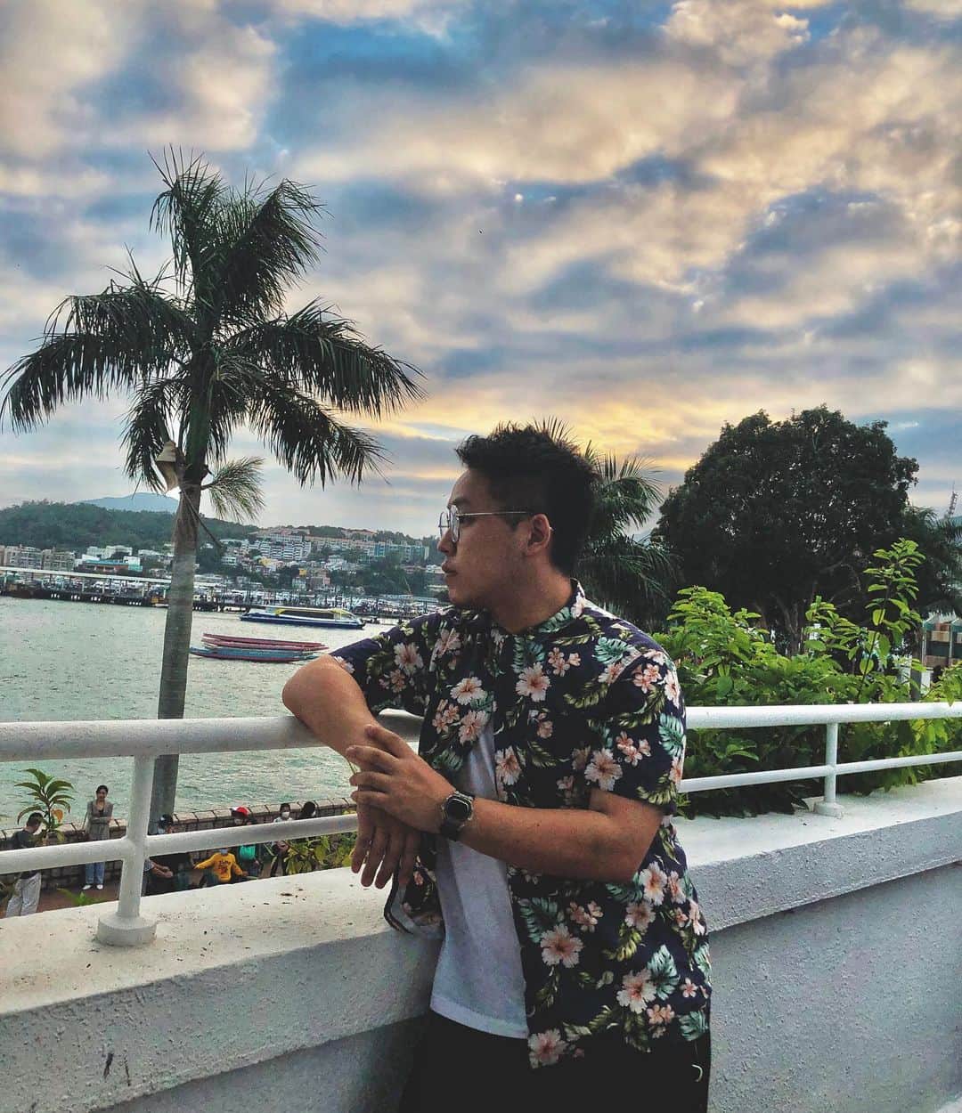 FATKINGのインスタグラム：「™️ Getting away from people to steal a second of fresh air #FingerCross  ⌚️ by @gshock_hongkong x @clot  #CLOTxGSHOCK #DW5750E」