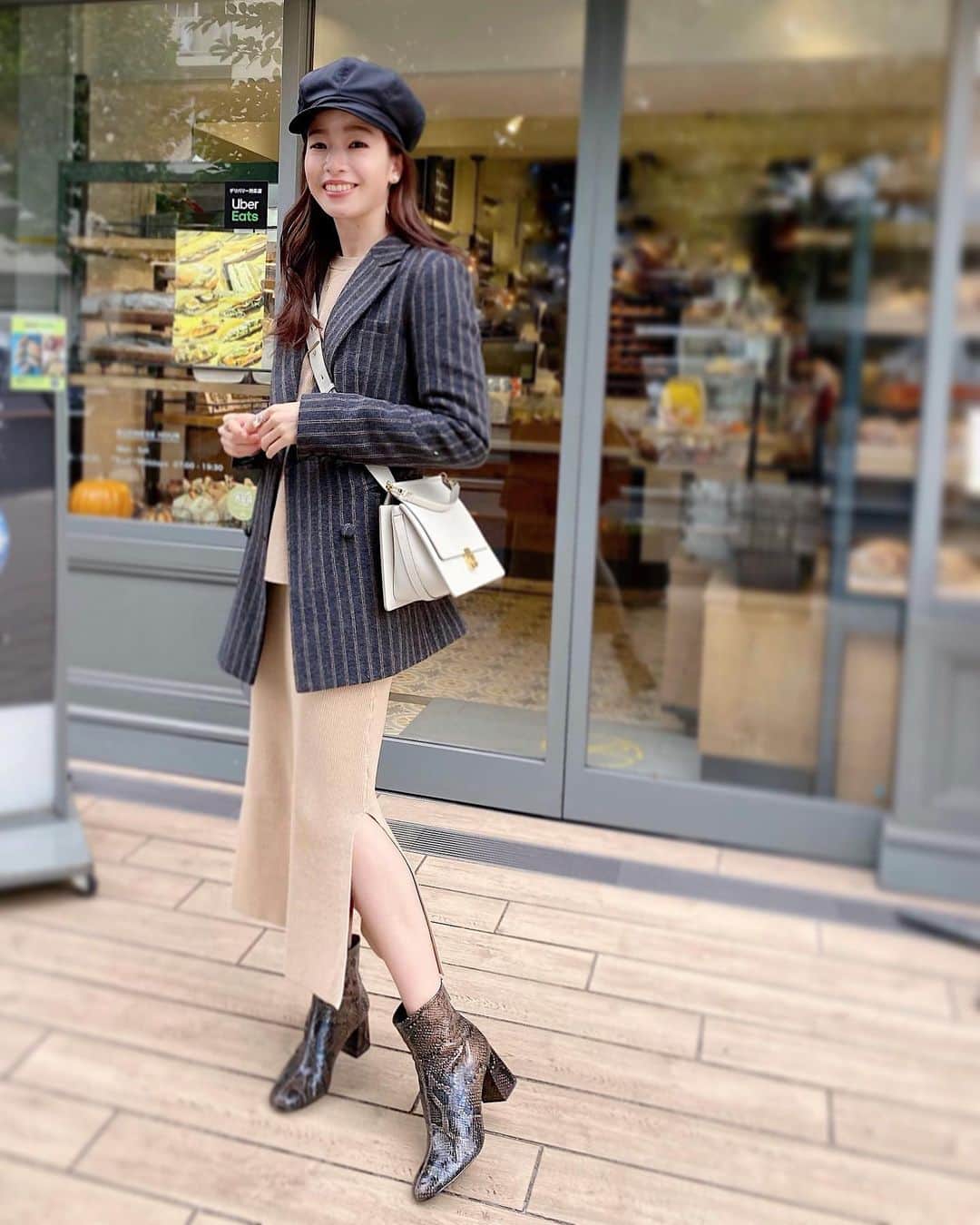 石井亜美さんのインスタグラム写真 - (石井亜美Instagram)「☕️ . AM9:00に集合してモーニング🥐❤️ @aliciayamagami と久々に会えて嬉しかった〜！ . グルテンフリー解禁dayは 本当に美味しいものを食べるようにしているんだけども クロワッサンが美味しいと有名な MAISON LANDEMAINEに行ったよ🇫🇷 . と言いつつパンオショコラをオーダーしたのですが← バターたっぷりふわふわで美味しすぎた。 . アリシアからキレイな花束を頂いてsooo happy!!!! なので抱えて撮ってもらいました。 . 本を出版することに対して「おめでとう！」を 言ってもらえるってさ、 なんだか今までの人生をお祝いしてもらっているような気持ちです。(嬉しくてすぐ壮大に語っちゃうw) . お洋服はタグ付けしてるよん！ ジャケットもニットセットアップも @cielair ！ . それでは皆さん！ 素敵なフライデーナイトを🌙 . . #cielair #zara #prada #polene #maisonlandemaine」10月30日 17時37分 - ami_ishii_