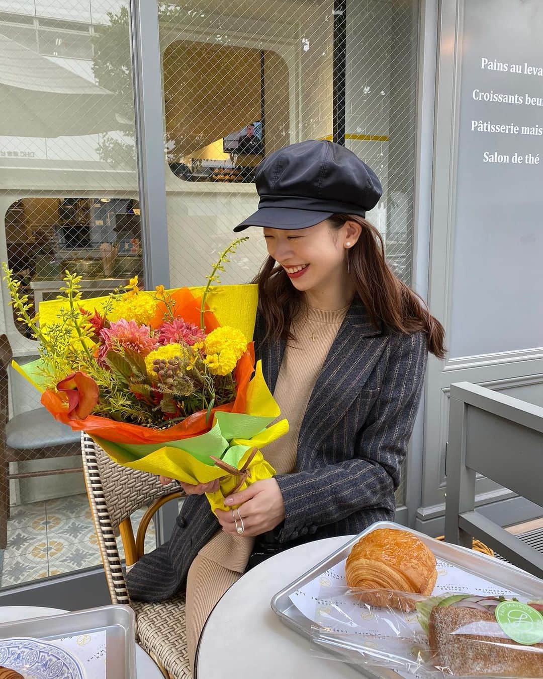 石井亜美さんのインスタグラム写真 - (石井亜美Instagram)「☕️ . AM9:00に集合してモーニング🥐❤️ @aliciayamagami と久々に会えて嬉しかった〜！ . グルテンフリー解禁dayは 本当に美味しいものを食べるようにしているんだけども クロワッサンが美味しいと有名な MAISON LANDEMAINEに行ったよ🇫🇷 . と言いつつパンオショコラをオーダーしたのですが← バターたっぷりふわふわで美味しすぎた。 . アリシアからキレイな花束を頂いてsooo happy!!!! なので抱えて撮ってもらいました。 . 本を出版することに対して「おめでとう！」を 言ってもらえるってさ、 なんだか今までの人生をお祝いしてもらっているような気持ちです。(嬉しくてすぐ壮大に語っちゃうw) . お洋服はタグ付けしてるよん！ ジャケットもニットセットアップも @cielair ！ . それでは皆さん！ 素敵なフライデーナイトを🌙 . . #cielair #zara #prada #polene #maisonlandemaine」10月30日 17時37分 - ami_ishii_