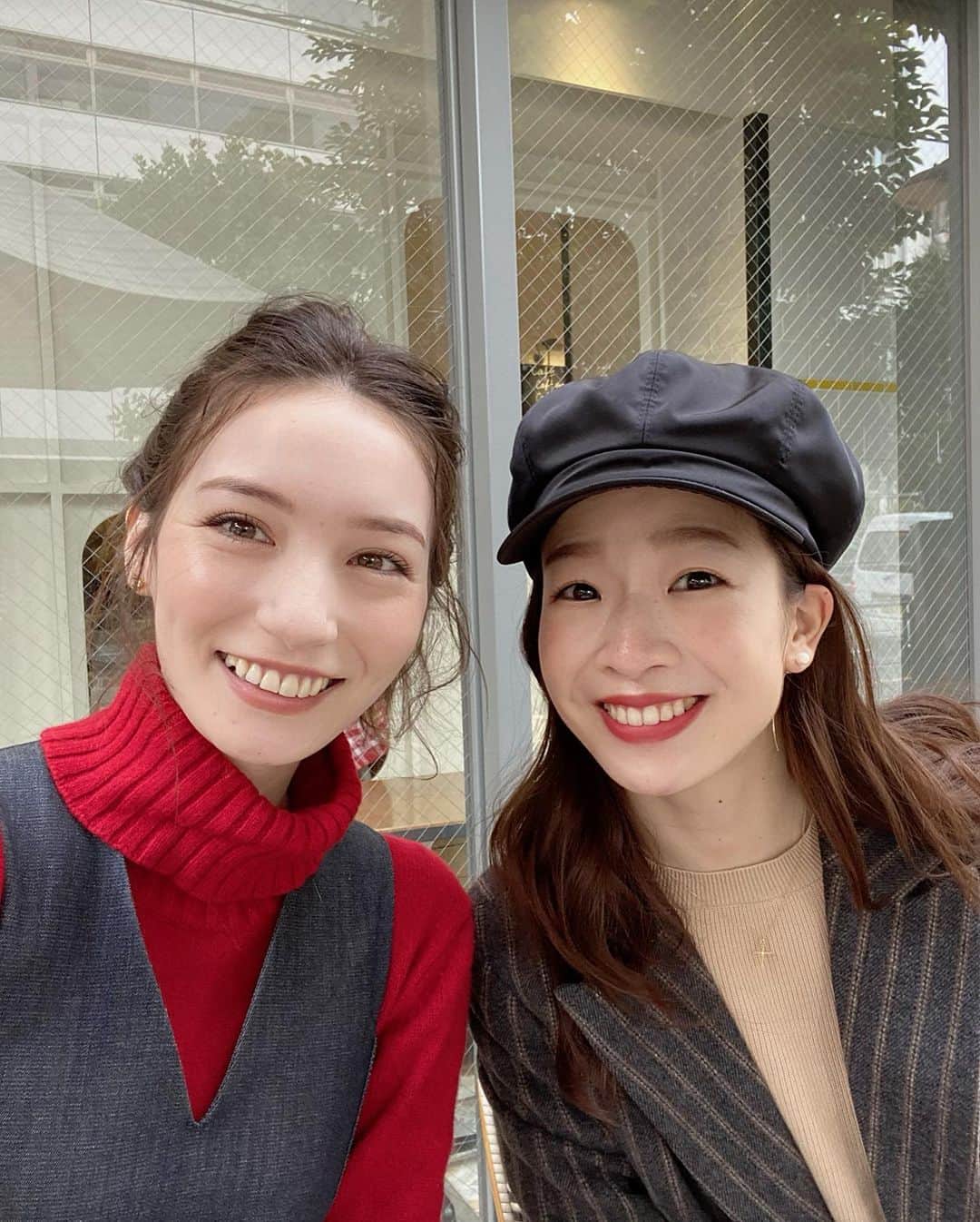 石井亜美さんのインスタグラム写真 - (石井亜美Instagram)「☕️ . AM9:00に集合してモーニング🥐❤️ @aliciayamagami と久々に会えて嬉しかった〜！ . グルテンフリー解禁dayは 本当に美味しいものを食べるようにしているんだけども クロワッサンが美味しいと有名な MAISON LANDEMAINEに行ったよ🇫🇷 . と言いつつパンオショコラをオーダーしたのですが← バターたっぷりふわふわで美味しすぎた。 . アリシアからキレイな花束を頂いてsooo happy!!!! なので抱えて撮ってもらいました。 . 本を出版することに対して「おめでとう！」を 言ってもらえるってさ、 なんだか今までの人生をお祝いしてもらっているような気持ちです。(嬉しくてすぐ壮大に語っちゃうw) . お洋服はタグ付けしてるよん！ ジャケットもニットセットアップも @cielair ！ . それでは皆さん！ 素敵なフライデーナイトを🌙 . . #cielair #zara #prada #polene #maisonlandemaine」10月30日 17時37分 - ami_ishii_