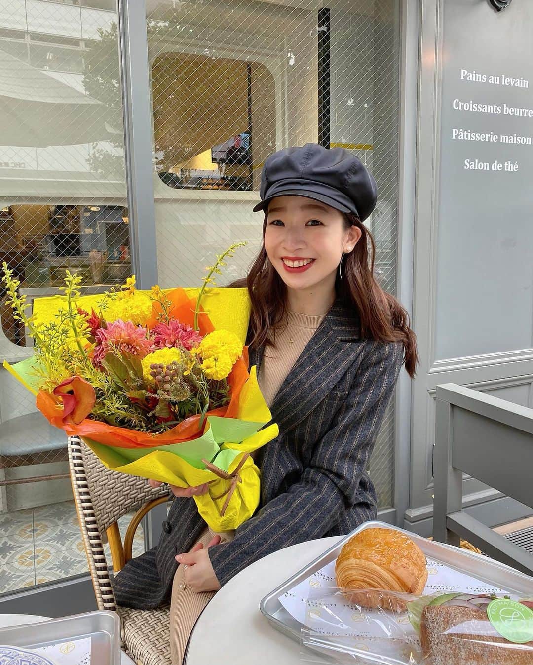 石井亜美さんのインスタグラム写真 - (石井亜美Instagram)「☕️ . AM9:00に集合してモーニング🥐❤️ @aliciayamagami と久々に会えて嬉しかった〜！ . グルテンフリー解禁dayは 本当に美味しいものを食べるようにしているんだけども クロワッサンが美味しいと有名な MAISON LANDEMAINEに行ったよ🇫🇷 . と言いつつパンオショコラをオーダーしたのですが← バターたっぷりふわふわで美味しすぎた。 . アリシアからキレイな花束を頂いてsooo happy!!!! なので抱えて撮ってもらいました。 . 本を出版することに対して「おめでとう！」を 言ってもらえるってさ、 なんだか今までの人生をお祝いしてもらっているような気持ちです。(嬉しくてすぐ壮大に語っちゃうw) . お洋服はタグ付けしてるよん！ ジャケットもニットセットアップも @cielair ！ . それでは皆さん！ 素敵なフライデーナイトを🌙 . . #cielair #zara #prada #polene #maisonlandemaine」10月30日 17時37分 - ami_ishii_