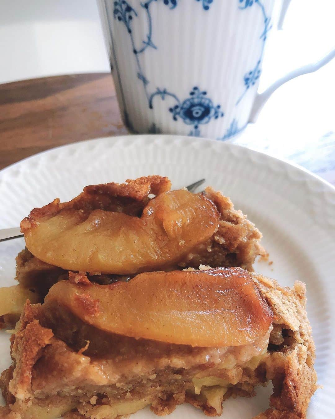 東美樹さんのインスタグラム写真 - (東美樹Instagram)「been trying so many healthy but yummy sweets recipes lately. Apple oatmeal cake is the highlight so far!💛 No dairy, no refined sugar, and less flour(70% oats) and it was so YUM!🍎🌱 You are what you eat. Your mind and your body are the reflection of your diet. ✊🏼✨ 家族みんなでいつもより少しストイックな食事改善始めました。手作りヘルシースイーツ、追求してます。 今のところ、ここ最近作ったオートミールアップルケーキがヒット！乳製品ゼロなのにしっとりどっしり美味しかったです。 . . .  #homecooking #homecafe #zen #mindfulness #organiclife #oatmealcake #applecake #おうち時間 #おうちカフェ #オートミールレシピ #アップルケーキ #手作りお菓子 #カフェ気分 #マインドフルネス #オーガニックライフ #オーガニック料理ソムリエ #東美樹」10月30日 17時38分 - mikko.36___