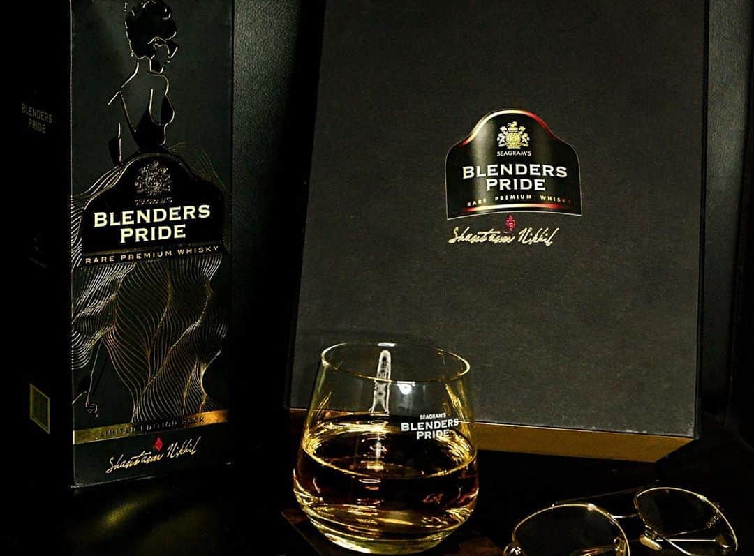 Karron S Dhinggraさんのインスタグラム写真 - (Karron S DhinggraInstagram)「Intricately curated🥃 by @ShantanuNikhil, the Limited Edition Pack for @blenderspridewhisky has definitely gotten me excited for the festive season this year.  What could be a better way to start the celebration with my loved ones, filling my home with fashion, style, craft over a glass of specially crafted Limited Edition Pack for Blenders Pride. #TheFormalEdit #BlendersPride #MyCraftMyPride #BlendersPrideWhisky #BlendersPrideLimitedEditionPack #ShantanuNikhil . . . 📷 @jasdeepphotography」10月30日 17時39分 - theformaledit