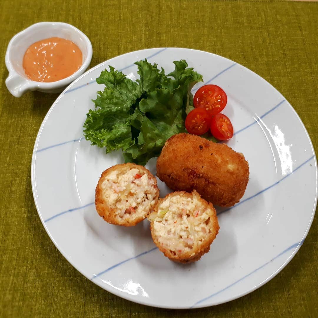 毎日放送「ちちんぷいぷい」のインスタグラム：「✱ 金曜キッチン プロにわがまま  ムチャムーチョ🌵🍴   10月30日☀️ 本日のムチャブリは、 “おうちで簡単とろ〜り！クリームコロッケ” ・ 中辻先生が “豆腐クリームコロッケ” でムチャブリを解決💡 ✱ ー材料(２人分)ー 木綿豆腐 ・・・２００ｇ かにかまぼこ・・・４本 ベーコン・・・１枚 玉ねぎ・・・４０ｇ 薄力粉・・・小さじ４ バター・・・２０ｇ 塩・・・小さじ１／４ チキンコンソメ・・・小さじ１／２ 天ぷら衣（粉大さじ３:水大さじ３） 薄力粉・・・適量 パン粉・・・適量 サラダ油・・・適量   ☆ オーロラソース マヨネーズ・・・大さじ２ ケチャップ・・・大さじ２ うすくちしょうゆ・・・小さじ１   【下準備】 Ａ：豆腐は７００ｗの電子レンジで２分加熱し、ペーパーで水分を取る。   Ｂ：ベーコンはみじん切り、玉ねぎは薄切りにする。   【作り方】 ①フライパンにサラダ油をひき、玉ねぎ、ベーコンを２分炒める。   ②２分経ったらバターを加え、溶けたら薄力粉も加え炒める。   ③ボウルにＡを入れマッシャーで潰し、②、かにかまぼこを裂きながら加え混ぜ合わせる。   ④４等分にし形を整え、薄力粉、天ぷら衣、パン粉の順につける。   ⑤１７５度の油で４分ほど揚げる。 ✱ https://www.mbs.jp/puipui/pm_kitchen/2020/10/30.shtml」