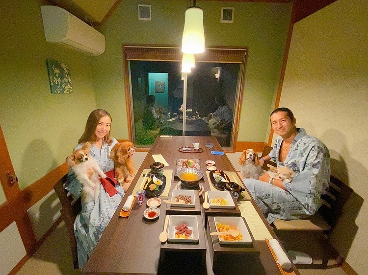長谷川朋美さんのインスタグラム写真 - (長谷川朋美Instagram)「・ 今年の誕生日当日は、﻿4ワンを連れて初めて﻿ #レジーナリゾート に行ってきました✨﻿ ﻿ レジーナリゾートはわんこと泊まれる﻿ ラグジュアリー系のお宿がたくさんあります!﻿ ﻿ 今回は私の#方位 の関係でw﻿ #伊豆高原 の#レジーナリゾート伊豆無鄰  に行ってきました💕﻿ ﻿ 離れのお部屋には#露天風呂 の温泉と﻿ #檜 の内風呂、私たちの部屋専用の﻿ #ドッグラン も付いていて﻿ かなりプライベート感が味わえました♨️﻿ ﻿ 夜ご飯も朝ご飯も個室で、﻿ もちろんワンコも同席OK🙆‍♀️﻿  しかもワンコ用メニューも充実していて 人間用のご飯も犬連れの宿だから 全く期待してなかったのですが、 高級料亭ばりにめちゃくちゃ美味しかったです😂❤️ ﻿ 愛犬家には本当に至れり尽くせりです。﻿ ﻿ 15歳になるプリなんて﻿ 「お若くてらっしゃいますね！」﻿ なんて言葉もかけていただき﻿ 犬に対するホスピタリティも半端ない😂﻿ ﻿ 年々、誕生日に欲しいものなんて何もなくて、﻿ こうした大切な家族との思い出が﻿ 一番の宝物です。﻿ ﻿ ちなみに、#gototravel の#地域共通クーポン で﻿ 夜はエステもしてもらいました🥰﻿  ※彼の浴衣が短いのはご愛嬌w 身長がかなり高いので（私はかなりチビ） どの浴衣着てもこうなります😂 ﻿ #誕生日 #birthday #バースデー旅行 #dogslover #愛犬家 #ペットは家族 #family #伊豆 #izu」10月30日 17時39分 - hasegawa.elena.tomomi