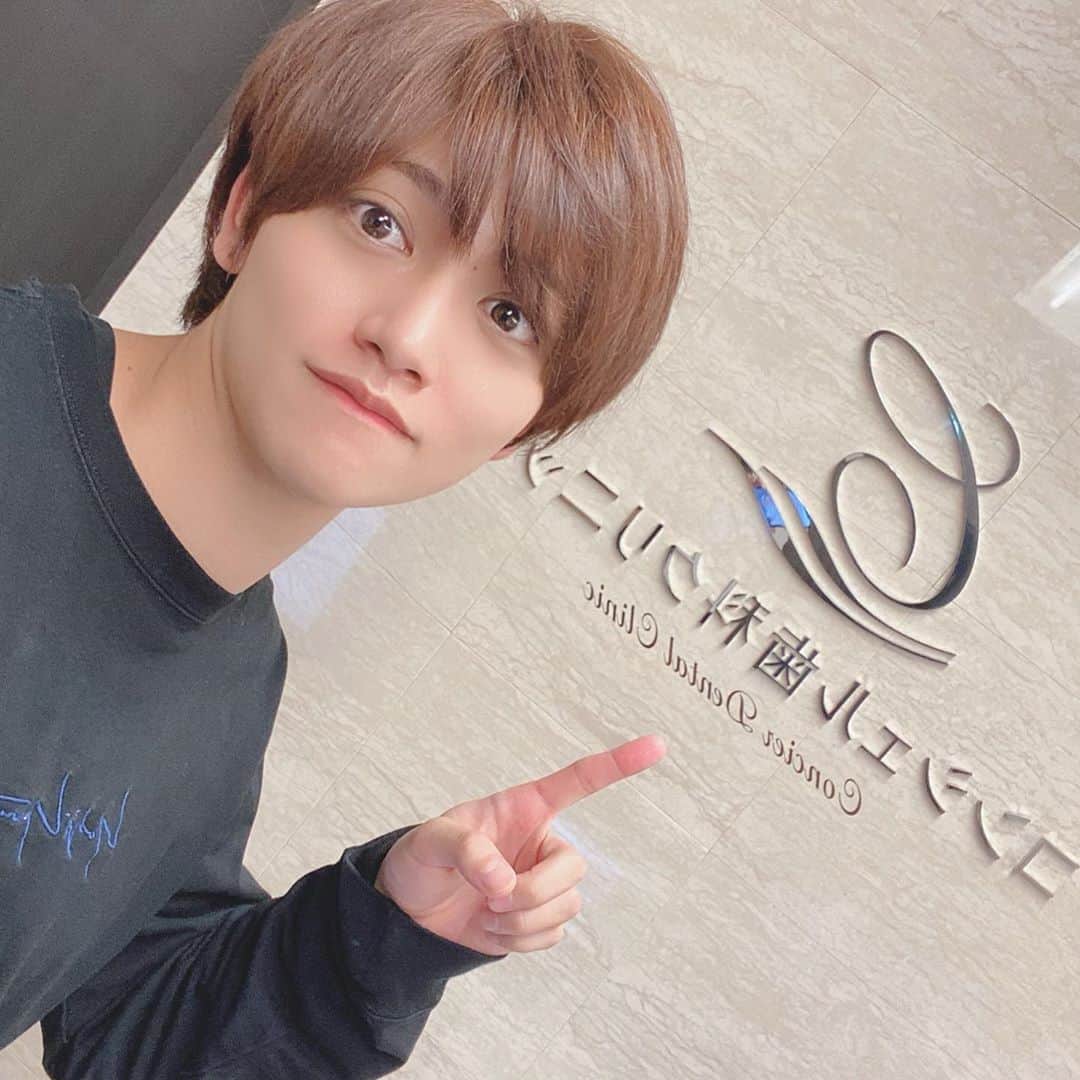 藤田富のインスタグラム：「久々に歯医者に行きました。 友達の歯医者がいる「コンシェル歯科クリニック　新宿本院」です。 医療ホワイトニングをしてくれるということで7年ぶりに行きました。生まれてこの方虫歯になったことがない自慢の歯に磨きをかけるために行きました。ホワイトニング前に歯の状態を見てもらいました。親知らずが虫歯になりかけでした。 ショックでした。全米が泣きました。 ということで、次行く時に親知らず2本抜いてもらいます。そしてホワイトニングもしてもらいます。どんくらい白くなるかは次行った時にまたUPします。とにかく虫歯がありショックでした。 ここの歯医者さんはホテルみたいに綺麗で、個室で治療を行ってくれるので、とてもラグジュアリーです。おすすめなのでぜひ‼️ 「藤田富のインスタを見た」で医療ホワイトニングが30%オフになります。 ぜひ僕の友達の歯医者さんのとこ行ってみてください‼️ #コンシェル歯科 #コンシェル歯科クリニック #ホワイトニング #新宿」