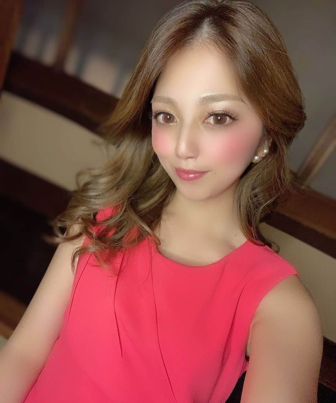 華小町のインスタグラム：「ももさん😍  皆様お仕事お疲れ様です❣ 22時迄に2名様以上でのご来店でキープボトルを1本サービスさせて戴きます😤‼️ この機会にぜひ京美人とはんなりと遊んでみてはいかがでしょうか🥺✨  当店ではコロナ対策として下記の内容を徹底して営業させていただいております。  ❣️お客様・従業員の体温チェック ❣️手指の消毒 ❣️従業員のマスクの着用 ❣️テーブルやソファの除菌・消毒 ❣️テーブル間隔を空けてのご案内 ❣️次亜塩素酸水での空間除菌 ❣️マスク、フェイスシールドの無料提供 ❣️お手洗いの定期消毒 ❣️店内清掃の徹底  当店は最善の注意を払って営業しております‼️  当店ではスタッフ、ホステスさんの募集をしております‼️‼️ 少しでも気になったり、ご興味がございましたらお気軽にDM又はお電話でお問い合わせください😍 TEL075-551-8750  #華小町 #カイザー #カイザーグループ #kaiser #キャバクラ #祇園キャバクラ #キャバ嬢 #ニュークラブ #夜職 #お水 #京都 #祇園 #錦 #国分町 #中洲 #六本木 #歌舞伎町 #北新地 #東京 #大阪 #名古屋 #福岡 #銀座 #モデル #美人 #美女図鑑  #likeforlikes #liketime」