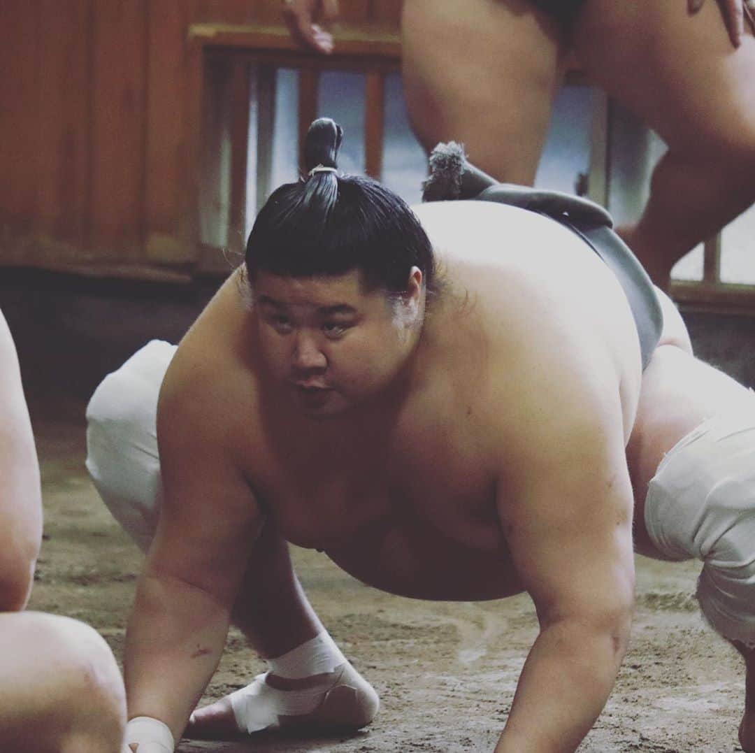 日本相撲協会さんのインスタグラム写真 - (日本相撲協会Instagram)「本日の高砂部屋朝稽古。 大関の朝乃山をはじめ22名の力士が所属しています。 稽古動画はYouTubeチャンネルにて近日公開！ 大相撲十一月場所は、11月8日(日)に初日を迎えます！  @sumokyokai  #大相撲 #sumo #相撲 #力士 #お相撲さん #japanphoto #sumowrestlers #japanculture #高砂部屋　#十一月場所　#朝乃山　#寺沢　#朝弁慶　#深井 #村田」10月30日 17時51分 - sumokyokai
