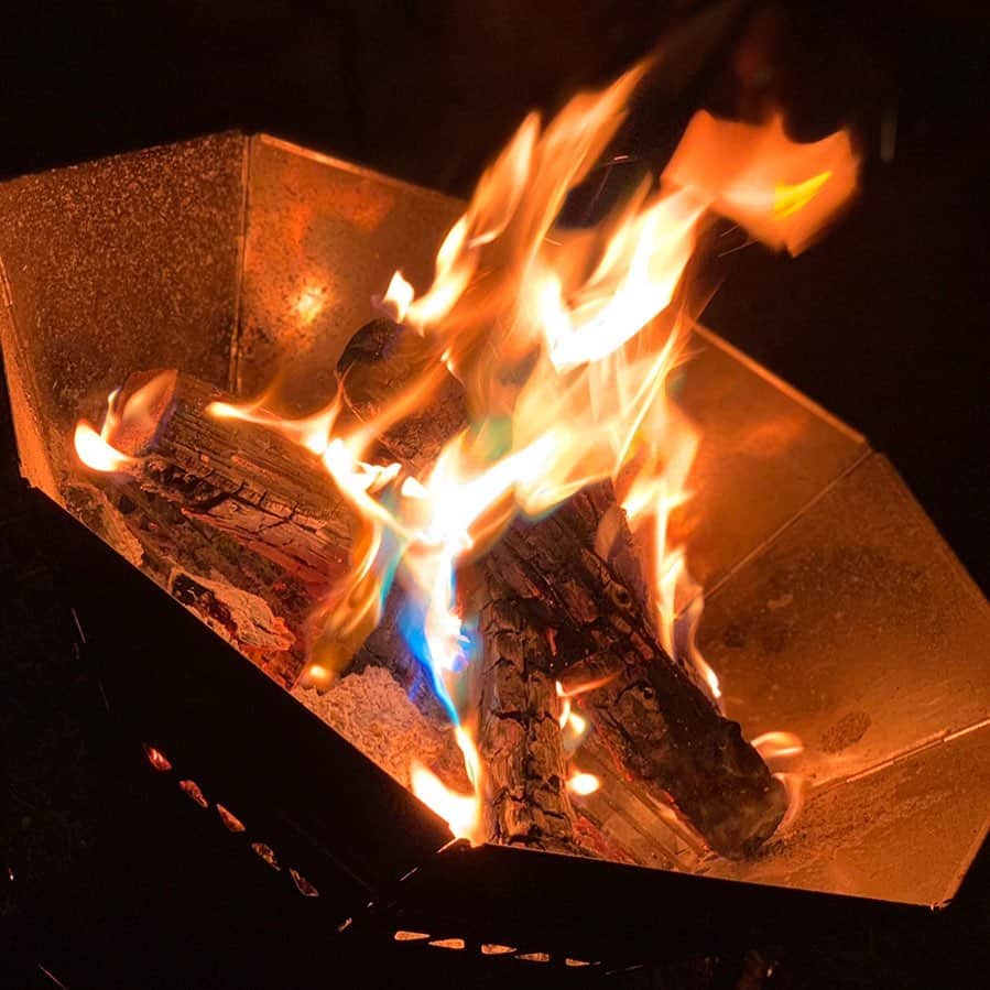 VASTLANDさんのインスタグラム写真 - (VASTLANDInstagram)「焚き火の炎やパチパチと焼ける音には「1/fゆらぎ」と呼ばれるリラックス効果があるといわれています🌱  キャンプに行って焚き火を見ながら、日常の疲れを癒してみてはいかがでしょうか？🏕🔥  #VASTLAND #ヴァストランド #焚き火 #焚き火台 #camp #キャンプギア #キャンプ道具 #キャンプ用品 #テント #camping #ソロキャンプ #デイキャンプ #ファミリーキャンプ #ファミキャン #グルキャン #ソロキャン #オートキャンプ #キャンプ女子 #キャンプ初心者 #キャンパー  #キャンプ好き #アウトドア #アウトドア用品」10月30日 17時45分 - vastland.jp