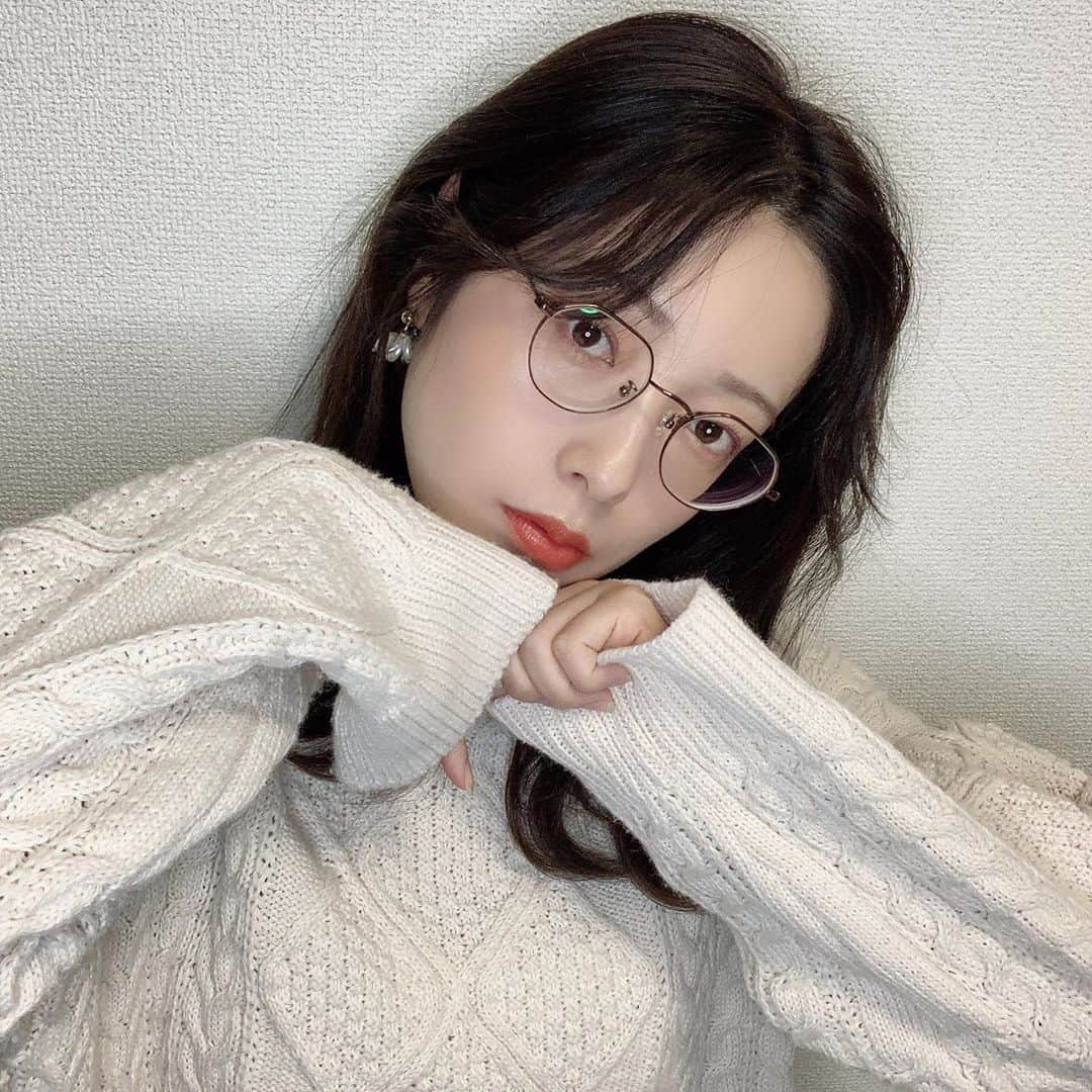 のインスタグラム：「sweater🧶の季節だ﻿ 先日、ものもらい予備軍みたいなのが出来ちゃって﻿ #眼鏡 かけて生活することがふえました〜！﻿ ﻿ 眼鏡かけて、#マスク つけて髪の毛も耳にかける癖が﻿ ついてるから耳がすぐ痛くなっちゃてたな😢﻿ 耳も労ってあげないとね（笑）﻿ ﻿ あ！ものもらいはもう治ったので﻿ ご心配なく〜💖♡﻿ ﻿ @holidayandholiday_official﻿ ﻿ ﻿ ﻿ #斉藤優里 #ゆったん﻿ #たんたんたんゆったんたん( •ㅈ• )﻿ #眼鏡女子 #セーター #ニット」