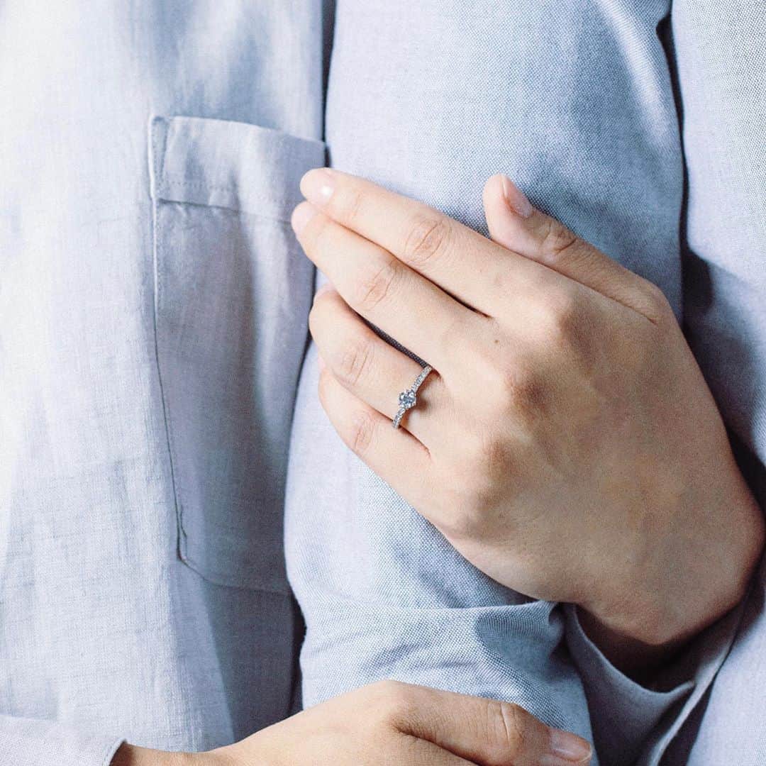 BRILLIANCE+（ブリリアンス+）さんのインスタグラム写真 - (BRILLIANCE+（ブリリアンス+）Instagram)「10月30日は「初恋の日」なのだとか。 “初めて”は いつだって、なんだって 思い返すと少し照れくさいのは、なぜでしょう。  #暮らしとジュエリー #ブリリアンスプラス #ダイヤモンド #プロポーズ #プレ花嫁 #婚約指輪 #エンゲージリング #婚約指輪探し #初恋の日 #記念日  #今日はなんの日 #jewelry #diamond #engagementring」10月30日 17時48分 - brilliance_plus
