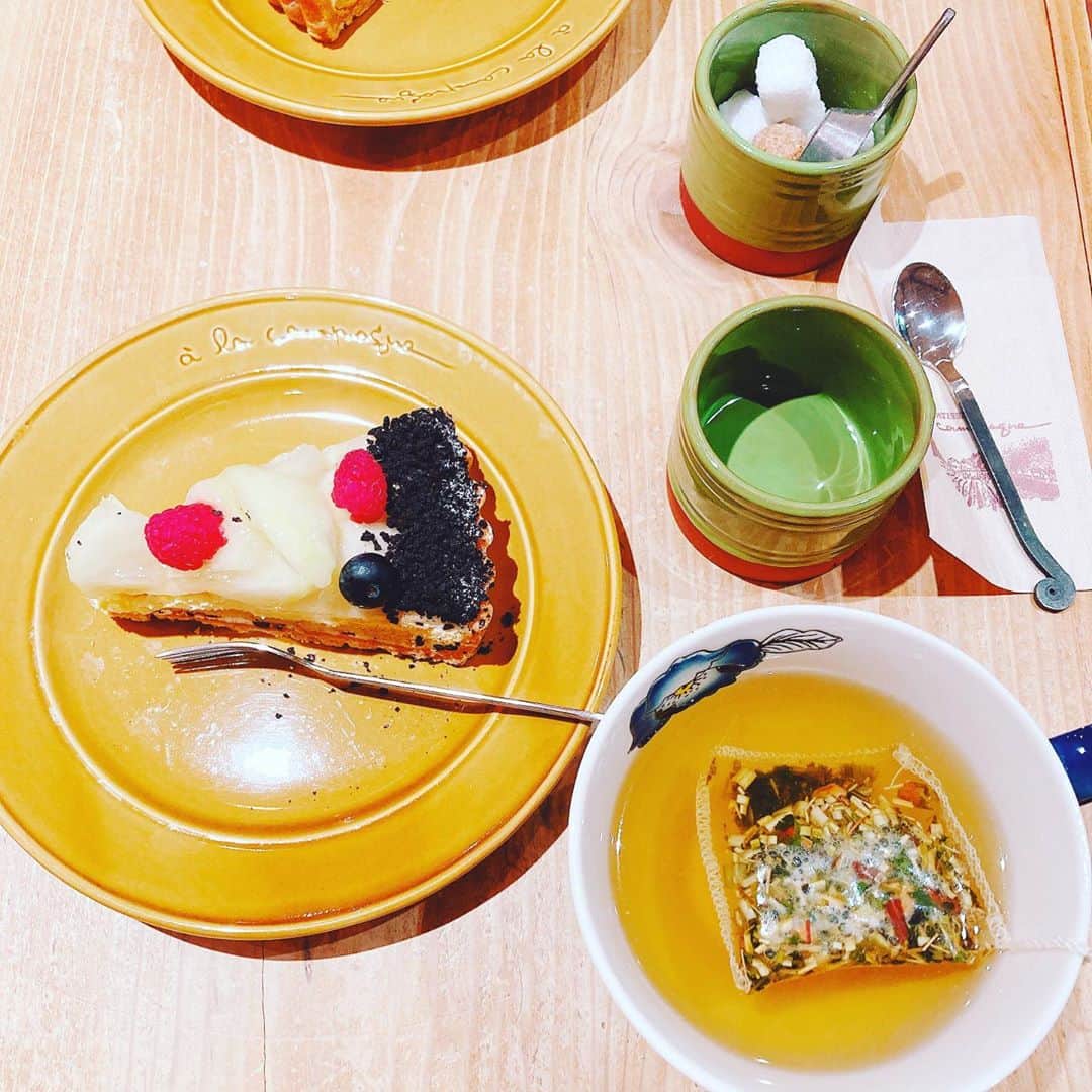 星野みちるさんのインスタグラム写真 - (星野みちるInstagram)「ラフランスケーキ。ラフランスっておいしいよね(о´∀`о) そして、なんとかかんとかティー。 ミントが入っててスーっとして飲みやすかった(*´∇｀*) #ケーキ　#cafe #cake #洋梨　#ラフランス　#紅茶　#tea #タルト」10月30日 17時51分 - hoshinomichiru