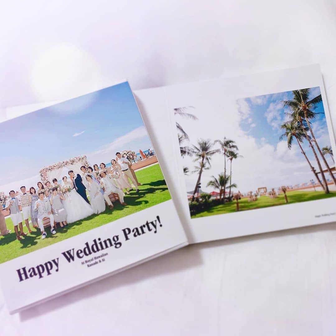 Photobackさんのインスタグラム写真 - (PhotobackInstagram)「本日ご紹介するのは、 Hawaii♡wedding (@2019_wedding_54)さまの作品🌺 ハワイでのウェディングの 模様をまとめた 結婚式ブックです✨ . 『ハワイ挙式のHAPPYな 思い出を1冊に まとめました😌💕 挙式だけでなく 家族や友だちと過ごした 時間も大切な思い出と なっているので、 いろんな写真を 混ぜてアルバム に仕上げました！ . この1冊でハワイで 過ごした幸せな 時間を思い返せるので、 でき上がりに とても満足しています😊』 と、Hawaii♡wedding (@2019_wedding_54)さま🍒 . 収められているお写真は ホテル撮影からはじまり、 挙式、披露宴パーティー、 その他にも本当にたくさんの シーンのお写真が入っていて コメントいただいたとおり、 楽しさ・幸せがぎゅっと つまった一冊に😍 . 掲載した最後には、 中面のお写真を ムービーで撮られた動画も あるのでぜひ最後まで ご覧になってくださいね😇  今回の作品では。 FOLIOの36ページが つかわれています🌱 最高級品質を誇る フォトブックで、 大切な思い出も いつまでも色褪せず 残しておくことができます🙌 専用ケース付きなので、 贈り物にも🦋 . Hawaii♡wedding (@2019_wedding_54)さま、 今回は素敵な作品を ありがとうございました💐 . #photoback #フォトバック #フォトアルバム #フォトブック #フォトブックづくり #アルバム #photo #写真 #photoback作品紹介2020 #FOLIO #プレ花嫁 #卒花嫁 #ウェディングブック #結婚アルバム #結婚diy #marry #wedding #marry花嫁 #ウェディングフォト #卒花 #ハワイ #HAWAII #ハワイ挙式 #ハワイ婚 #海外ウェディング #海外挙式 #リゾ婚 #ワタベウェディング #ロイヤルハワイアン」10月30日 17時51分 - photoback.jp