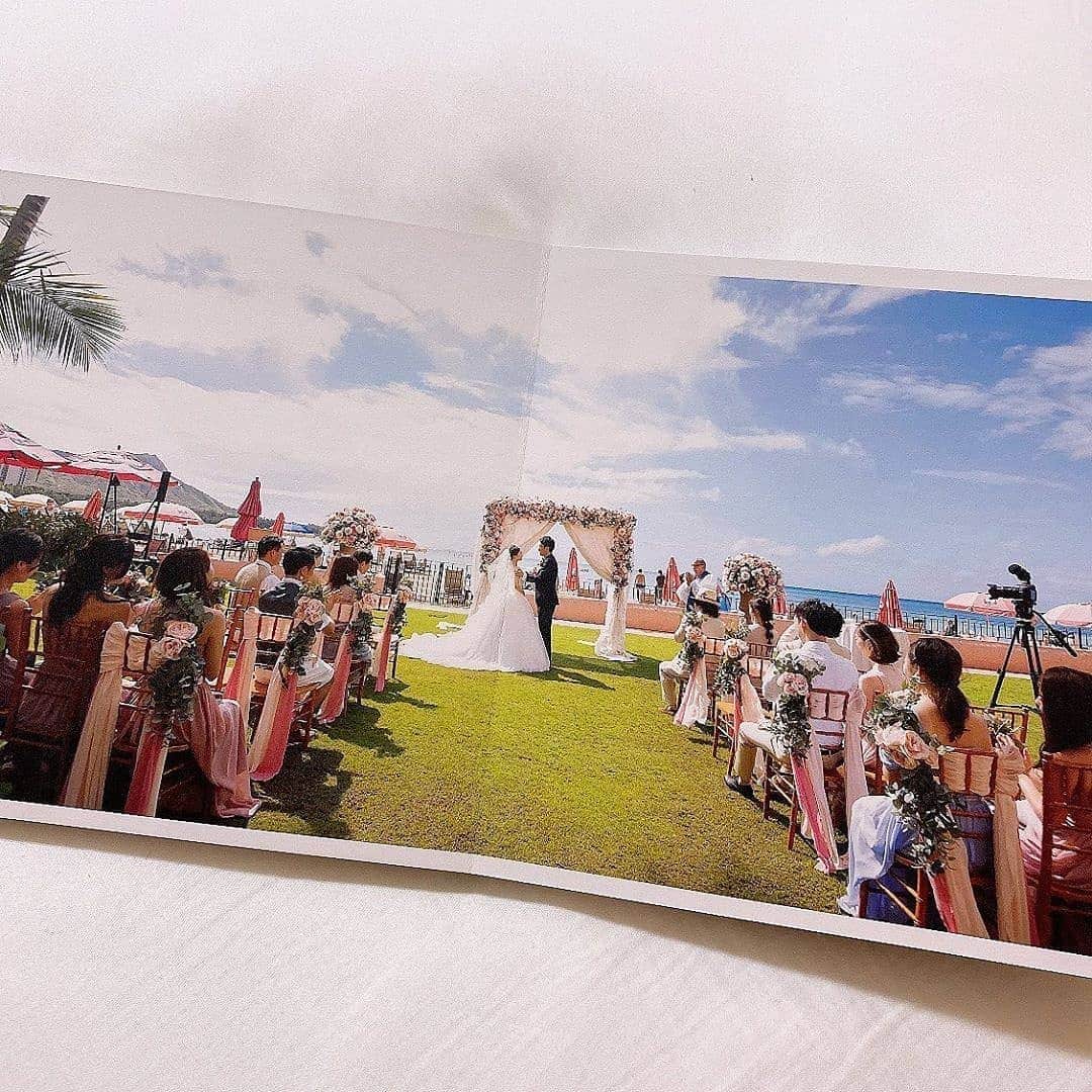 Photobackさんのインスタグラム写真 - (PhotobackInstagram)「本日ご紹介するのは、 Hawaii♡wedding (@2019_wedding_54)さまの作品🌺 ハワイでのウェディングの 模様をまとめた 結婚式ブックです✨ . 『ハワイ挙式のHAPPYな 思い出を1冊に まとめました😌💕 挙式だけでなく 家族や友だちと過ごした 時間も大切な思い出と なっているので、 いろんな写真を 混ぜてアルバム に仕上げました！ . この1冊でハワイで 過ごした幸せな 時間を思い返せるので、 でき上がりに とても満足しています😊』 と、Hawaii♡wedding (@2019_wedding_54)さま🍒 . 収められているお写真は ホテル撮影からはじまり、 挙式、披露宴パーティー、 その他にも本当にたくさんの シーンのお写真が入っていて コメントいただいたとおり、 楽しさ・幸せがぎゅっと つまった一冊に😍 . 掲載した最後には、 中面のお写真を ムービーで撮られた動画も あるのでぜひ最後まで ご覧になってくださいね😇  今回の作品では。 FOLIOの36ページが つかわれています🌱 最高級品質を誇る フォトブックで、 大切な思い出も いつまでも色褪せず 残しておくことができます🙌 専用ケース付きなので、 贈り物にも🦋 . Hawaii♡wedding (@2019_wedding_54)さま、 今回は素敵な作品を ありがとうございました💐 . #photoback #フォトバック #フォトアルバム #フォトブック #フォトブックづくり #アルバム #photo #写真 #photoback作品紹介2020 #FOLIO #プレ花嫁 #卒花嫁 #ウェディングブック #結婚アルバム #結婚diy #marry #wedding #marry花嫁 #ウェディングフォト #卒花 #ハワイ #HAWAII #ハワイ挙式 #ハワイ婚 #海外ウェディング #海外挙式 #リゾ婚 #ワタベウェディング #ロイヤルハワイアン」10月30日 17時51分 - photoback.jp