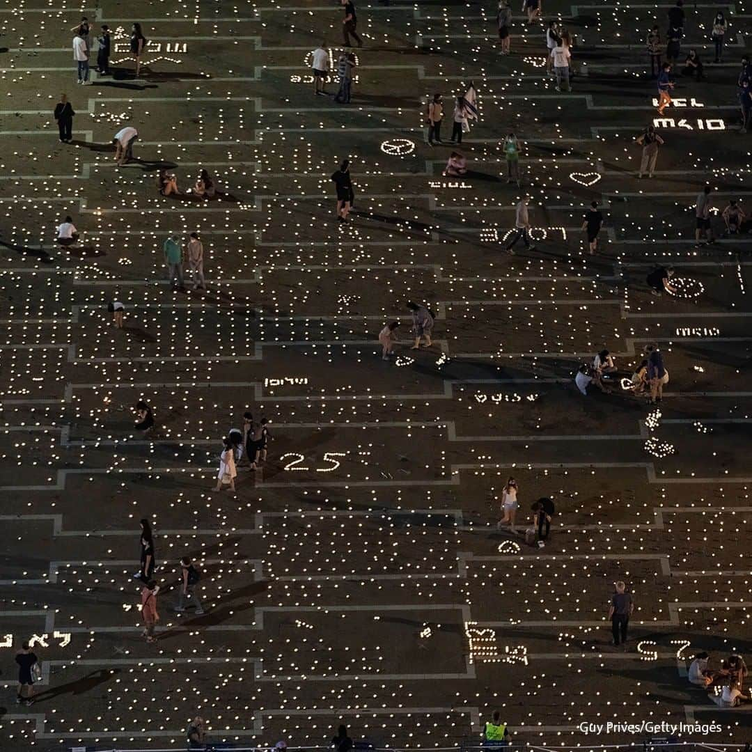 ABC Newsさんのインスタグラム写真 - (ABC NewsInstagram)「25,000 candles are lit at Tel Aviv’s Rabin Square to mark 25 years since former Prime Minister Yitzhak Rabin was shot dead at an anti-violence rally in the city. #israel #yitzhakrabin #telaviv」10月30日 18時00分 - abcnews