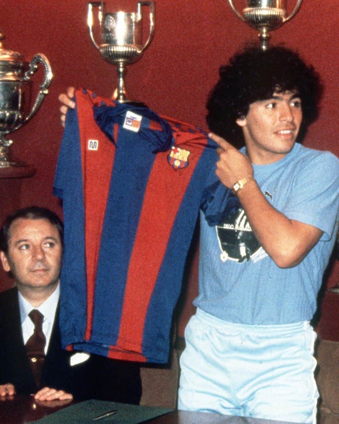 LFPさんのインスタグラム写真 - (LFPInstagram)「🔟🇦🇷😍 One of the greatest ever... Happy Birthday, Maradona (60)! 🎂   🎶'Y todo el pueblo cantó: Maradó, Maradó...’  ¡Feliz 60 cumpleaños, Maradona! 🔟🇦🇷🎂  #Maradona #HBD #HappyBirthday #LaLigaSantander #LaLiga #LaLigaHistory」10月30日 18時01分 - laliga