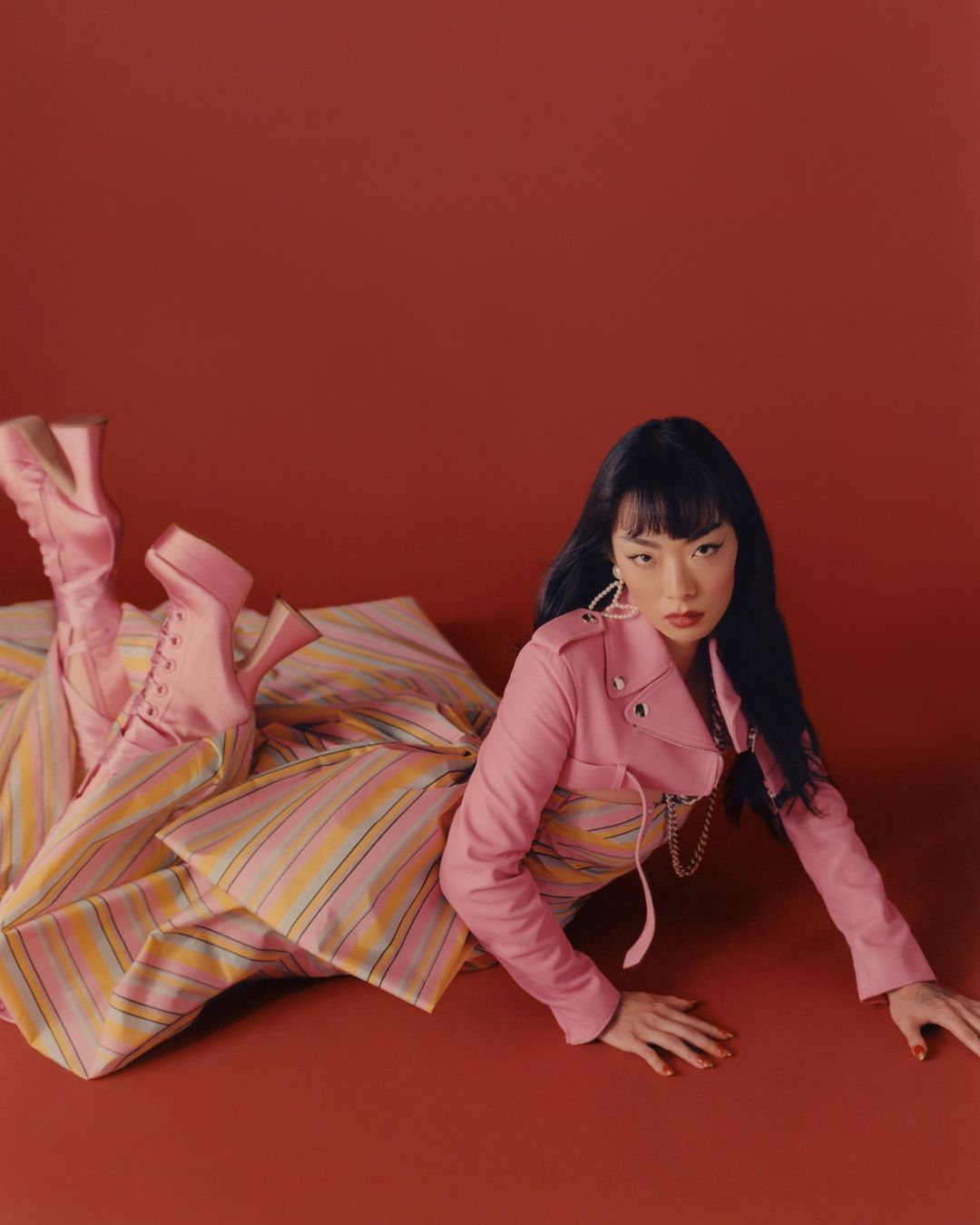 リナ・サワヤマのインスタグラム：「my godney what a crazy week 💀💀💀ty pixels for everything 🥺🥺🥺😭 #rinafallon trended worldwide and some seriously great amazing STUNNING (!!!!) news that I’m so excited to share w u soon !!!!!   COMMENT UR WEEKEND SELF CARE PLANS BELOW !! mine is wine long shower and positions 😏😏😏😏😏  (new press shots with @greg.lin ❤️)」