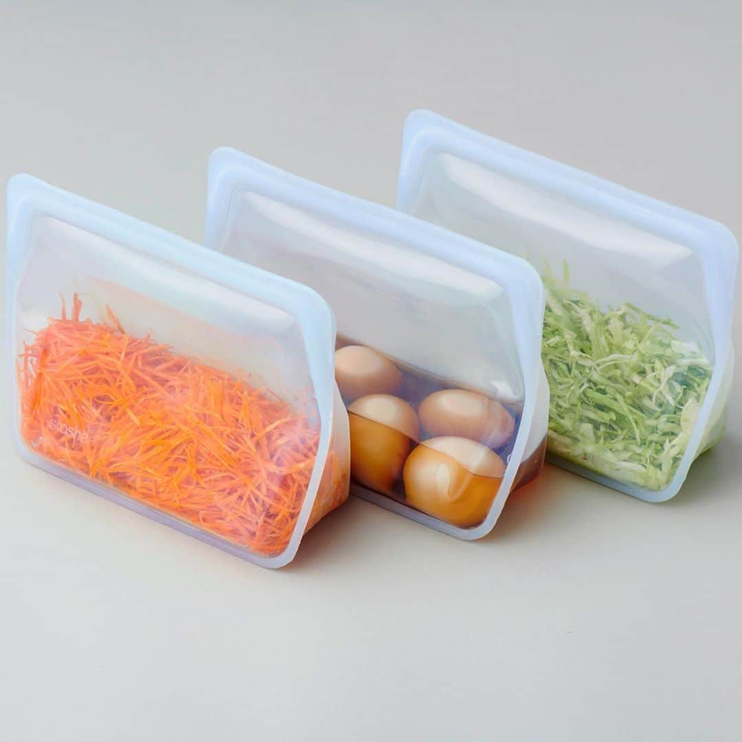 Hanako公式さんのインスタグラム写真 - (Hanako公式Instagram)「✔︎ラップの代わりになる保存アイテムを活用しよう。﻿ ﻿ 食品用品質の〈スタッシャー〉は冷凍＆レンチンも安心🥕食品用品質の100％ピュアプラチナシリコーンを原料に、ピンチロックでしっかり密閉できる保存容器は、耐熱250℃、耐冷－18℃。食器感覚で洗ってリユースでき、使い続けても丈夫さをキープ。汁気のある常備菜やカットした野菜の保存、下味冷凍などさまざまな調理シーンで活躍。﻿ ﻿ 【Hanako1190_気持ちいい生活の選びかた】﻿ #Hanako #Hanako_magazine #SDGs #sustainabledevelopmentgoals #サスティナブル #サステナブル #フェアトレード #環境に優しい #地球に優しい #サスティナブルな暮らし #エシカルファッション #エシカルフード #マイボトル #スタッシャー #photoby_HiromiKurokawa」10月30日 17時56分 - hanako_magazine